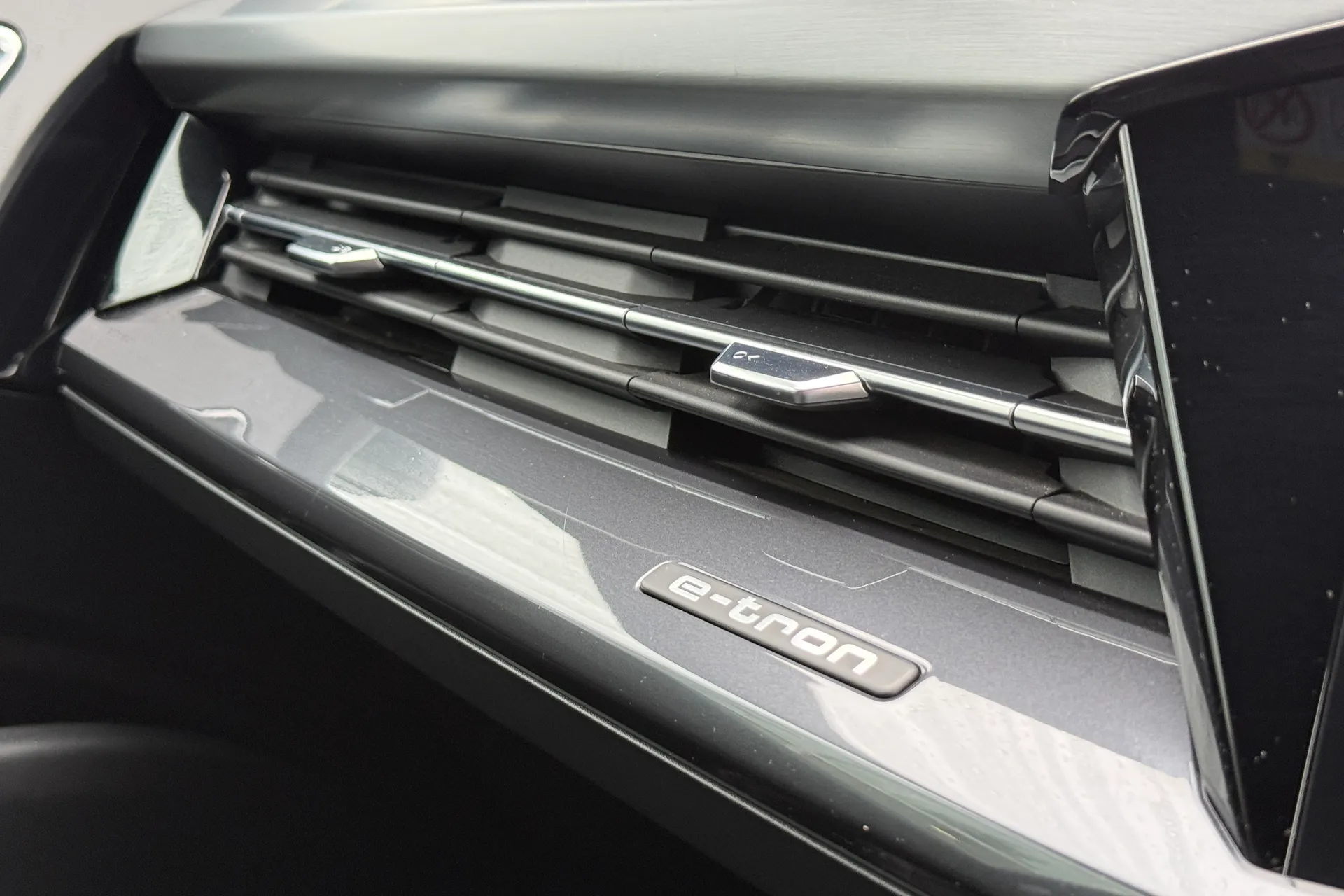 Audi Q4 thumbnail image number 15