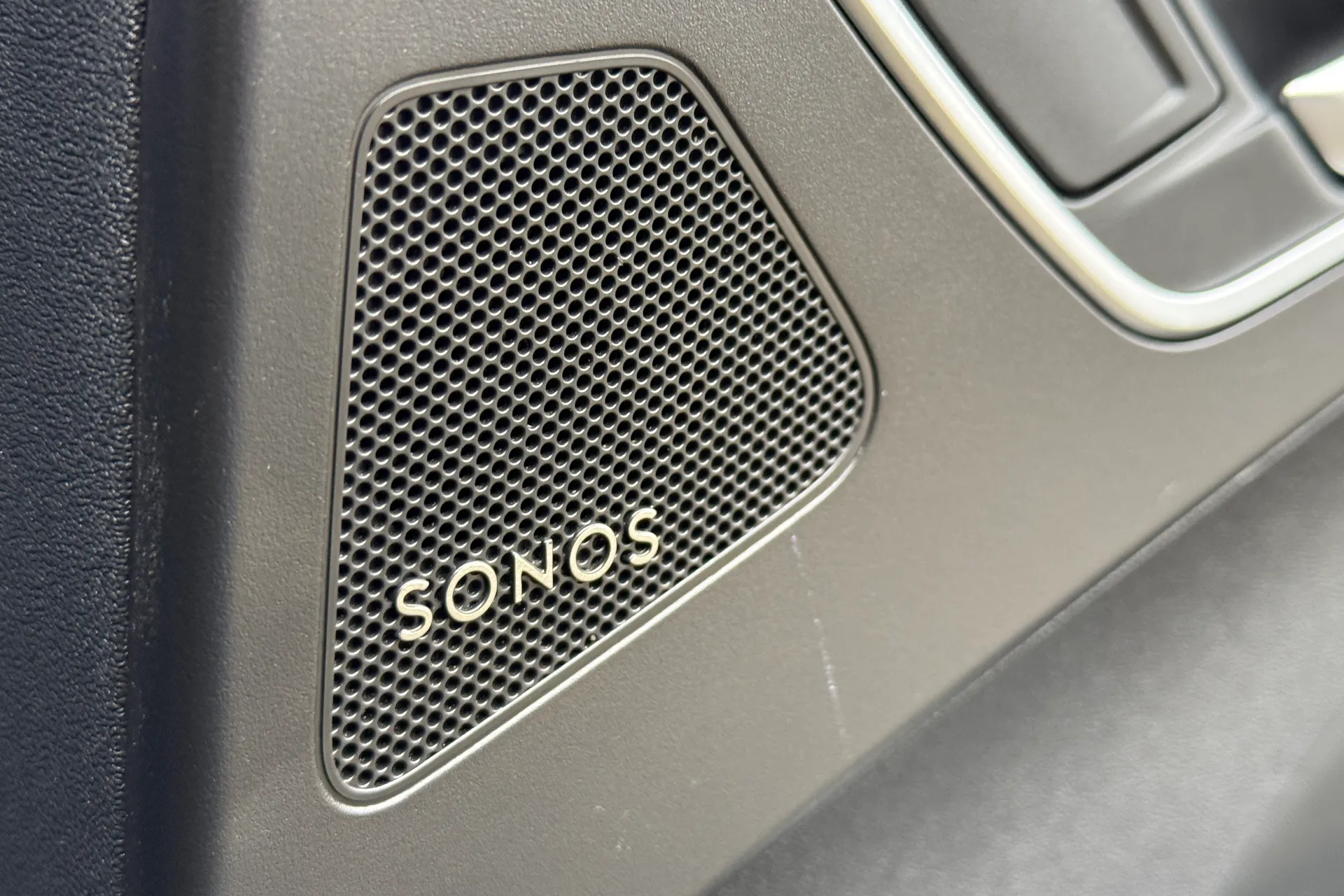 Audi Q4 thumbnail image number 32