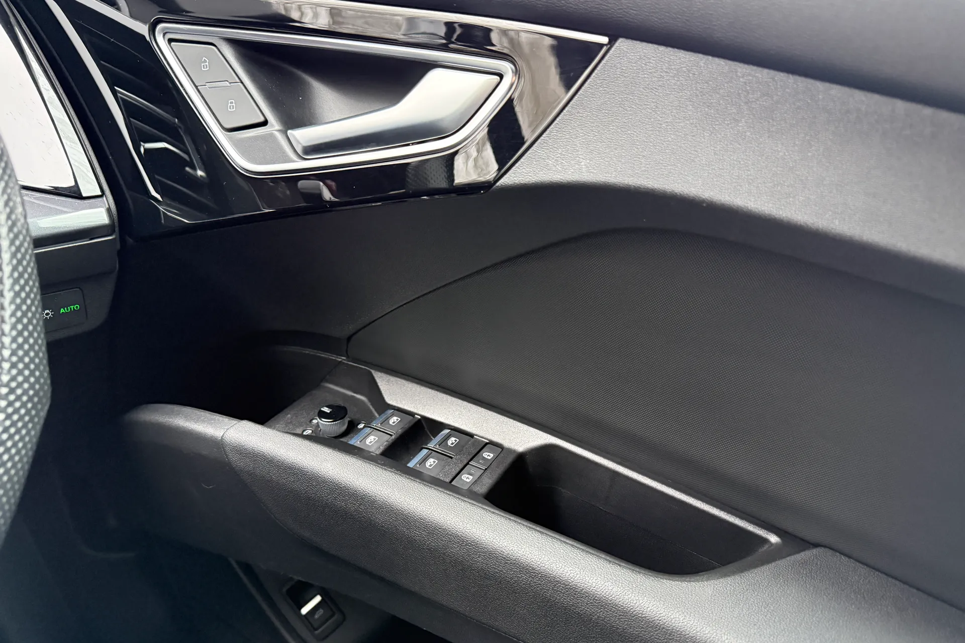 Audi Q4 thumbnail image number 16