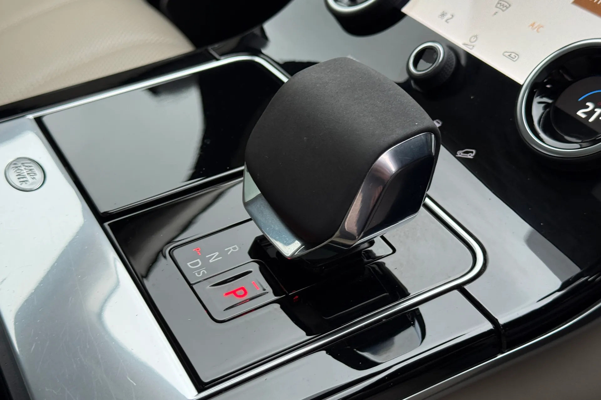 LAND ROVER RANGE ROVER VELAR thumbnail image number 19