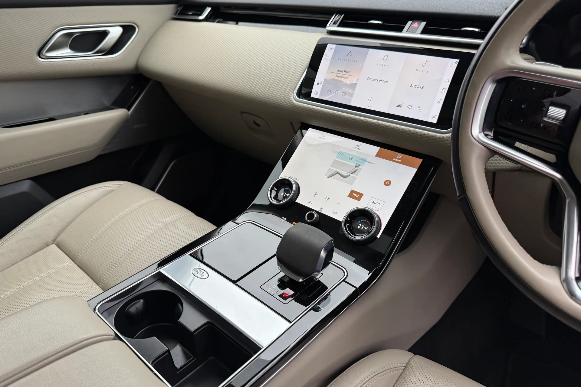 LAND ROVER RANGE ROVER VELAR thumbnail image number 18