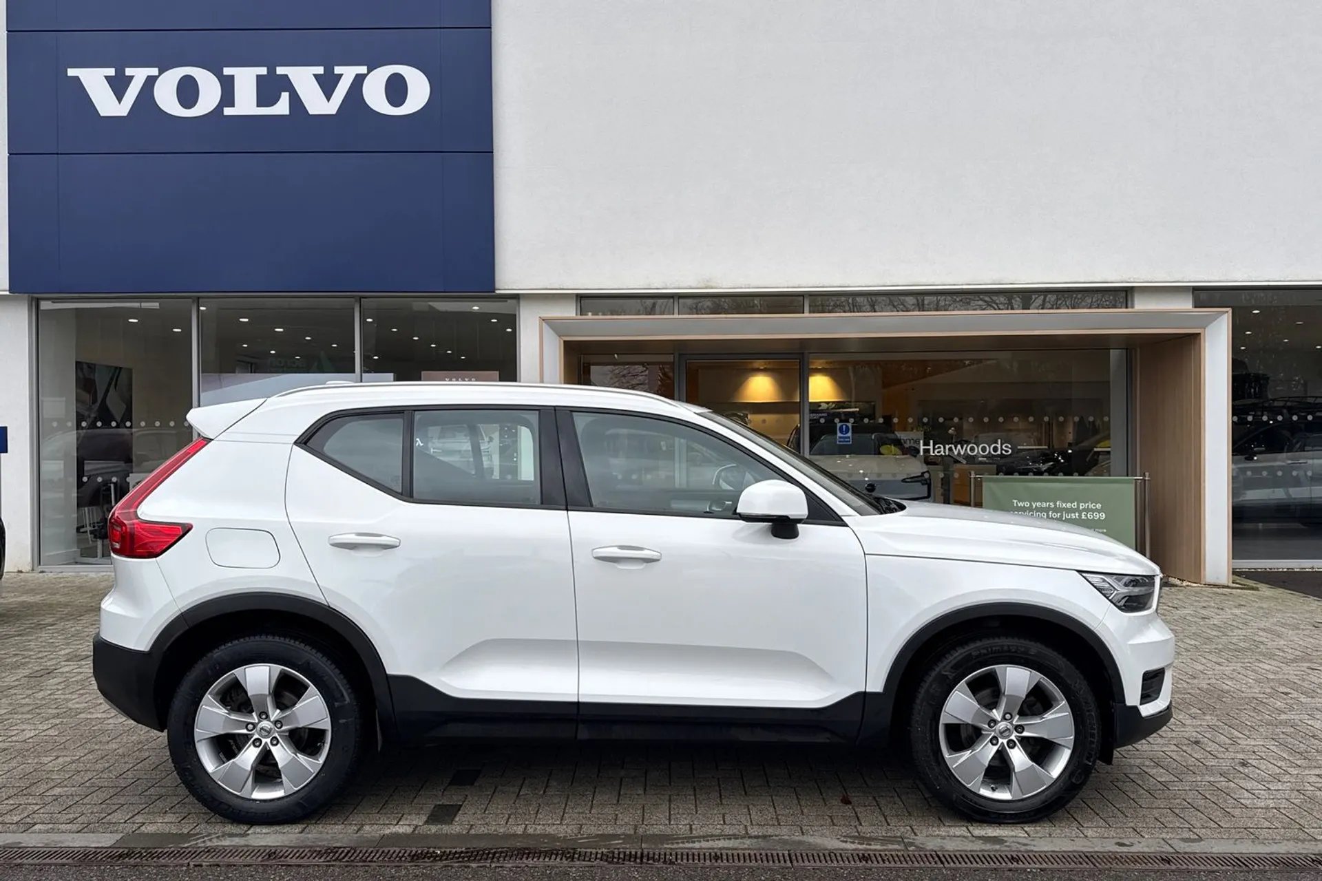 Volvo XC40 thumbnail image number 2