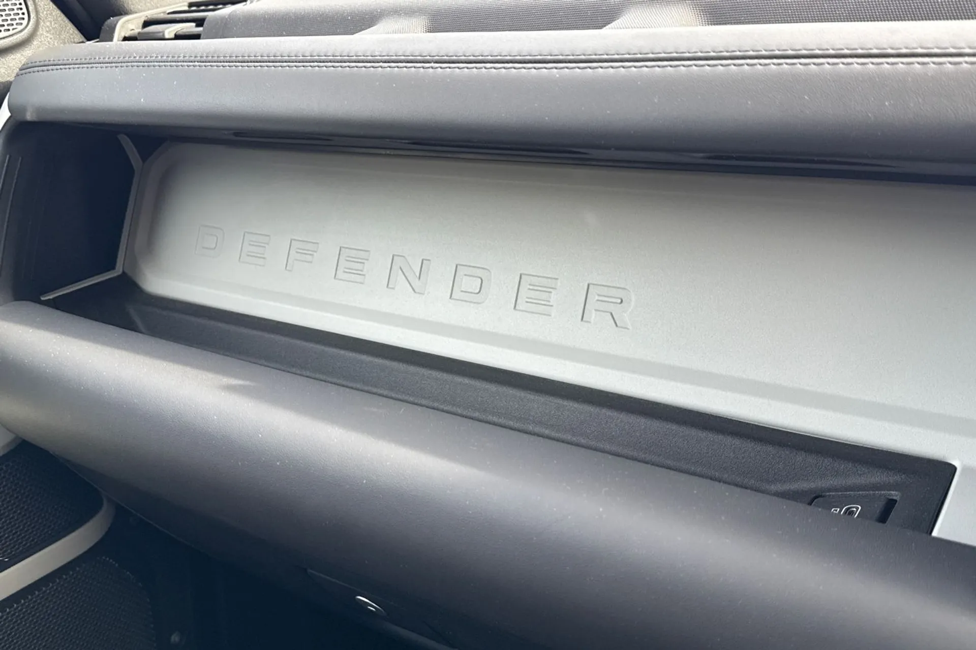 LAND ROVER DEFENDER thumbnail image number 51