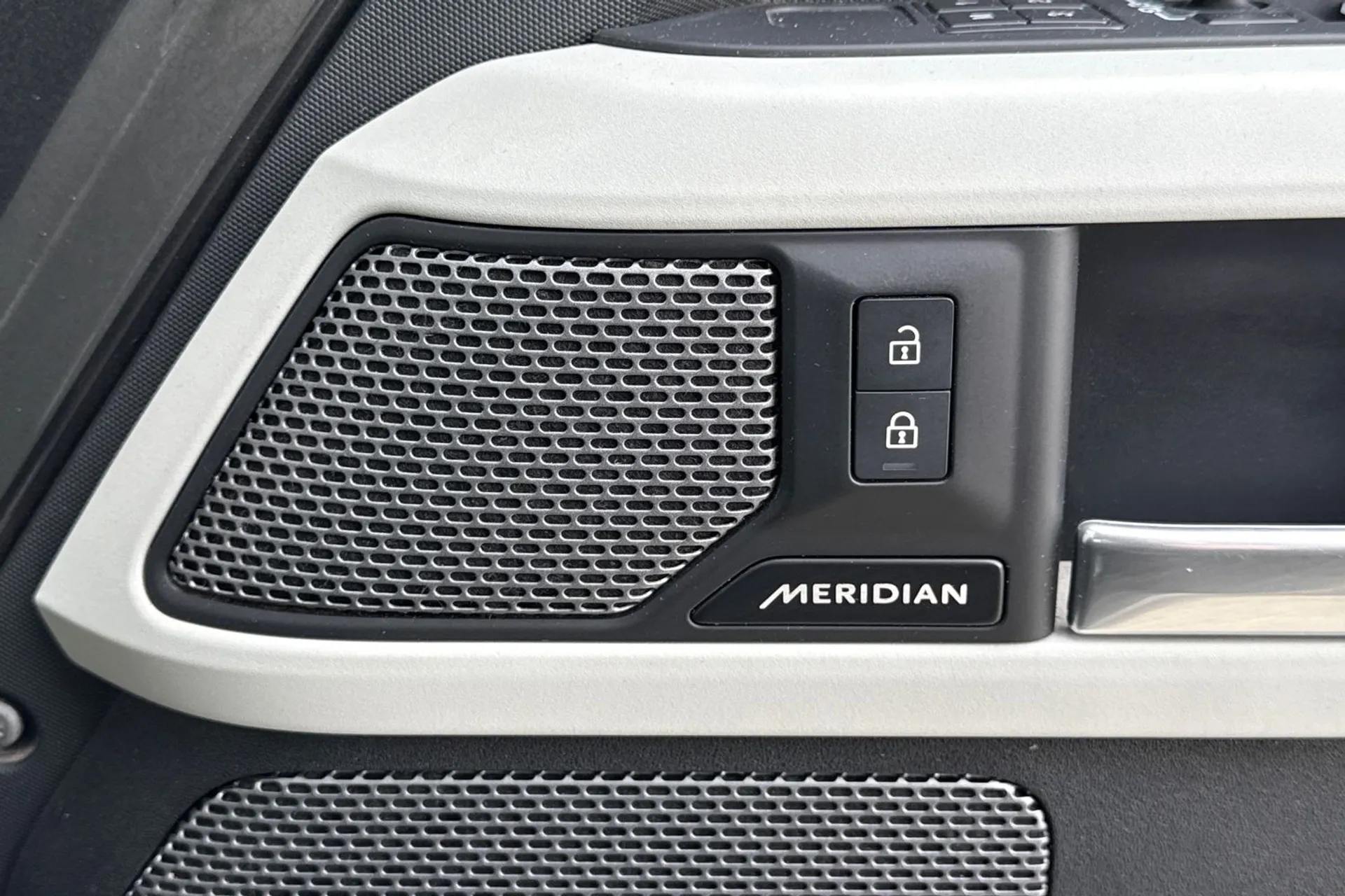 LAND ROVER DEFENDER thumbnail image number 52