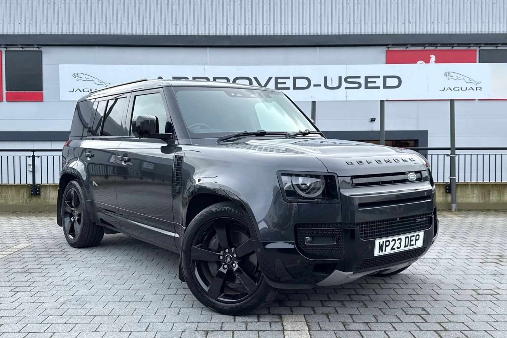 LAND ROVER DEFENDER focused image