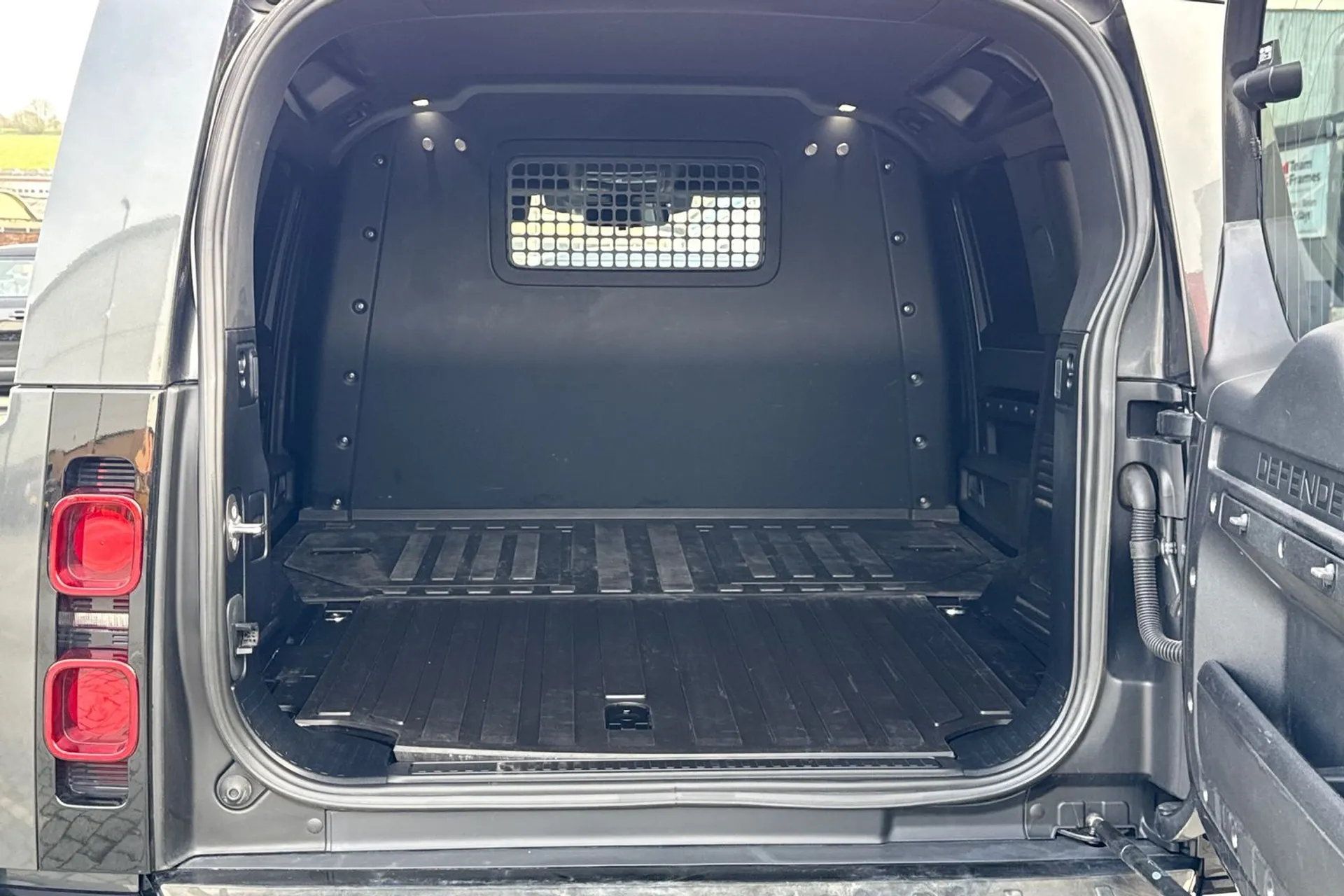 LAND ROVER DEFENDER thumbnail image number 32