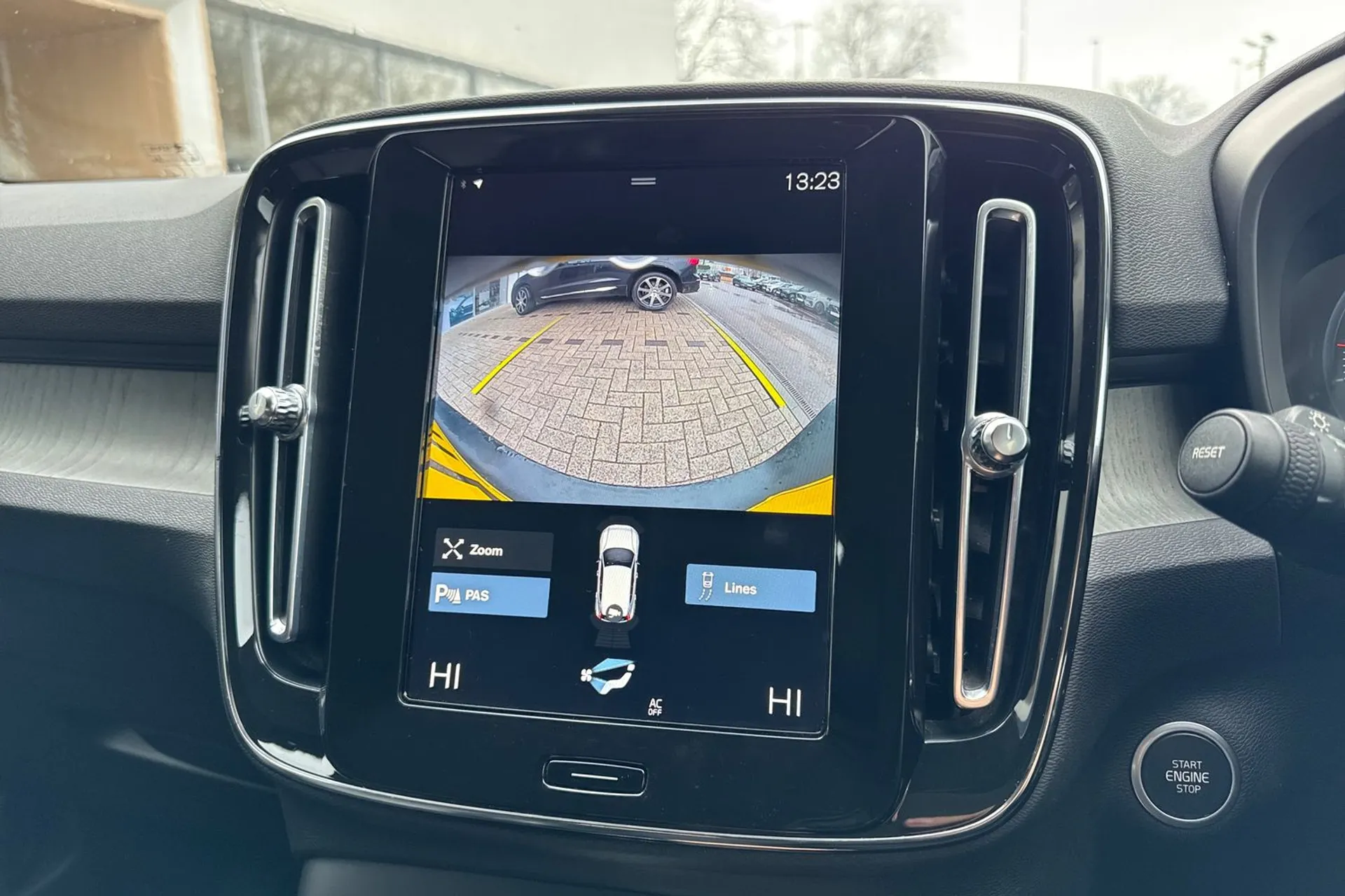 Volvo XC40 thumbnail image number 4