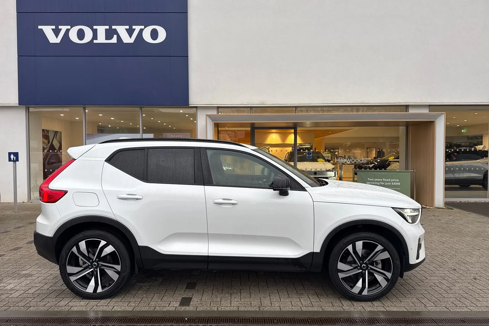 Volvo XC40 thumbnail image number 2