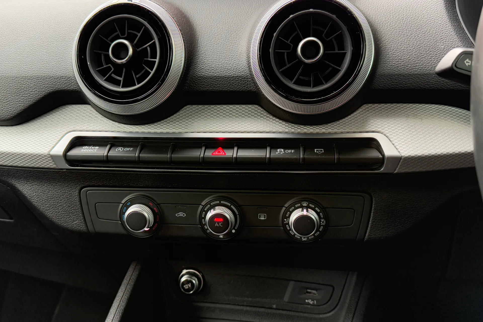 Audi Q2 thumbnail image number 17