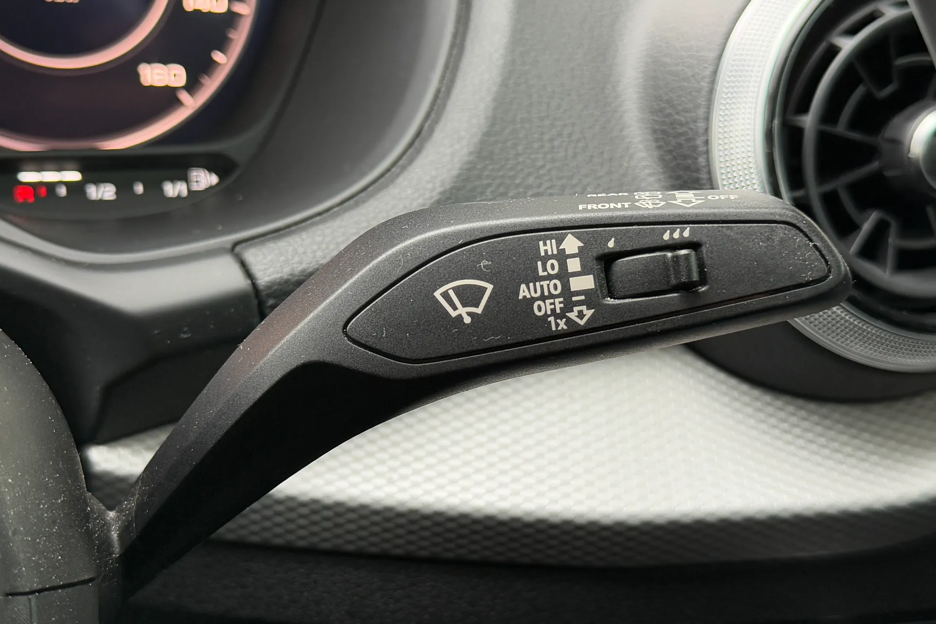 Audi Q2 thumbnail image number 11