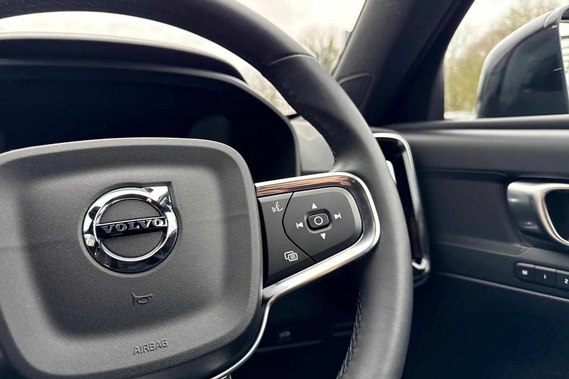 Volvo EX40 thumbnail image number 37