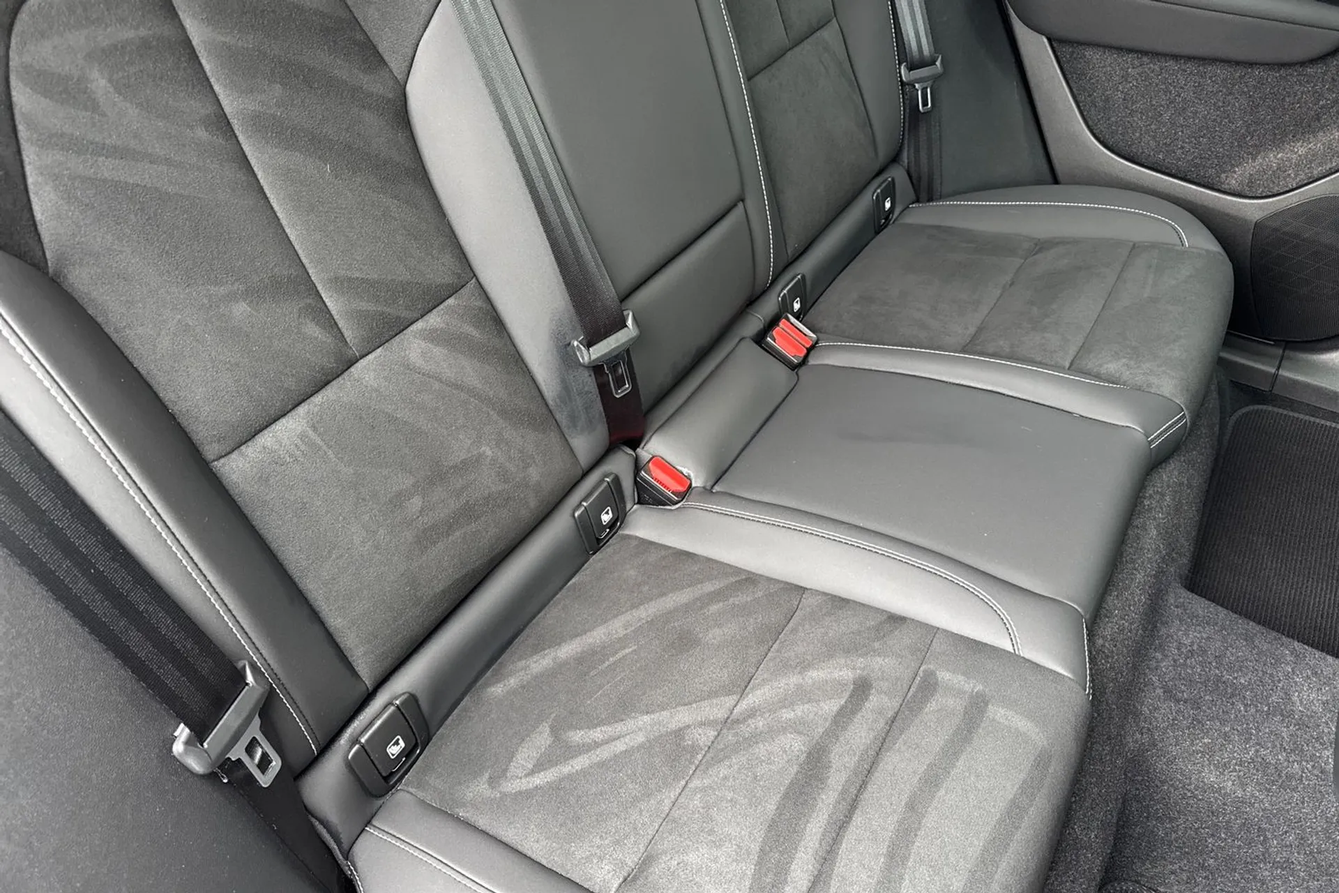 Volvo EX40 thumbnail image number 25