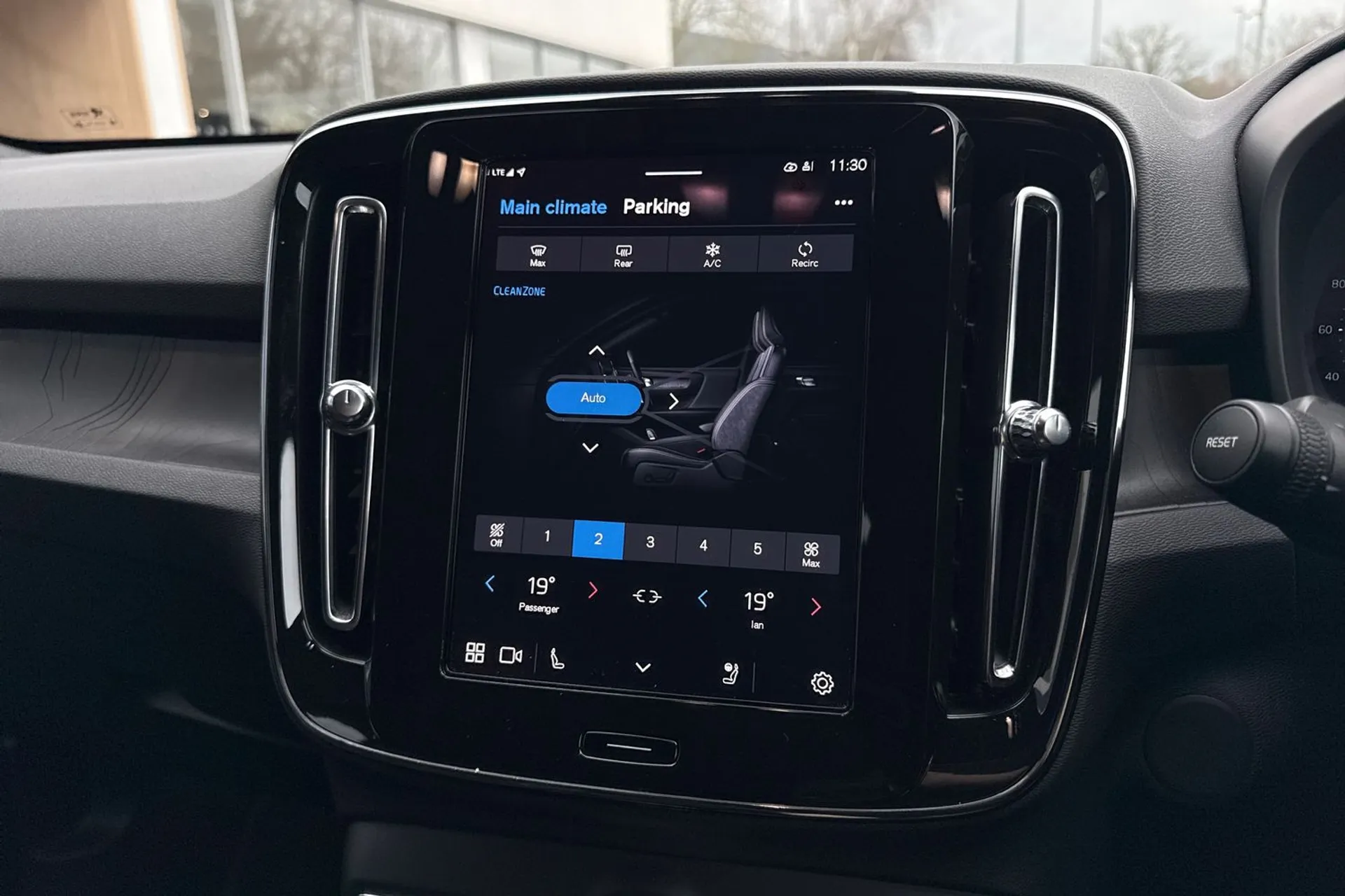 Volvo EX40 thumbnail image number 38