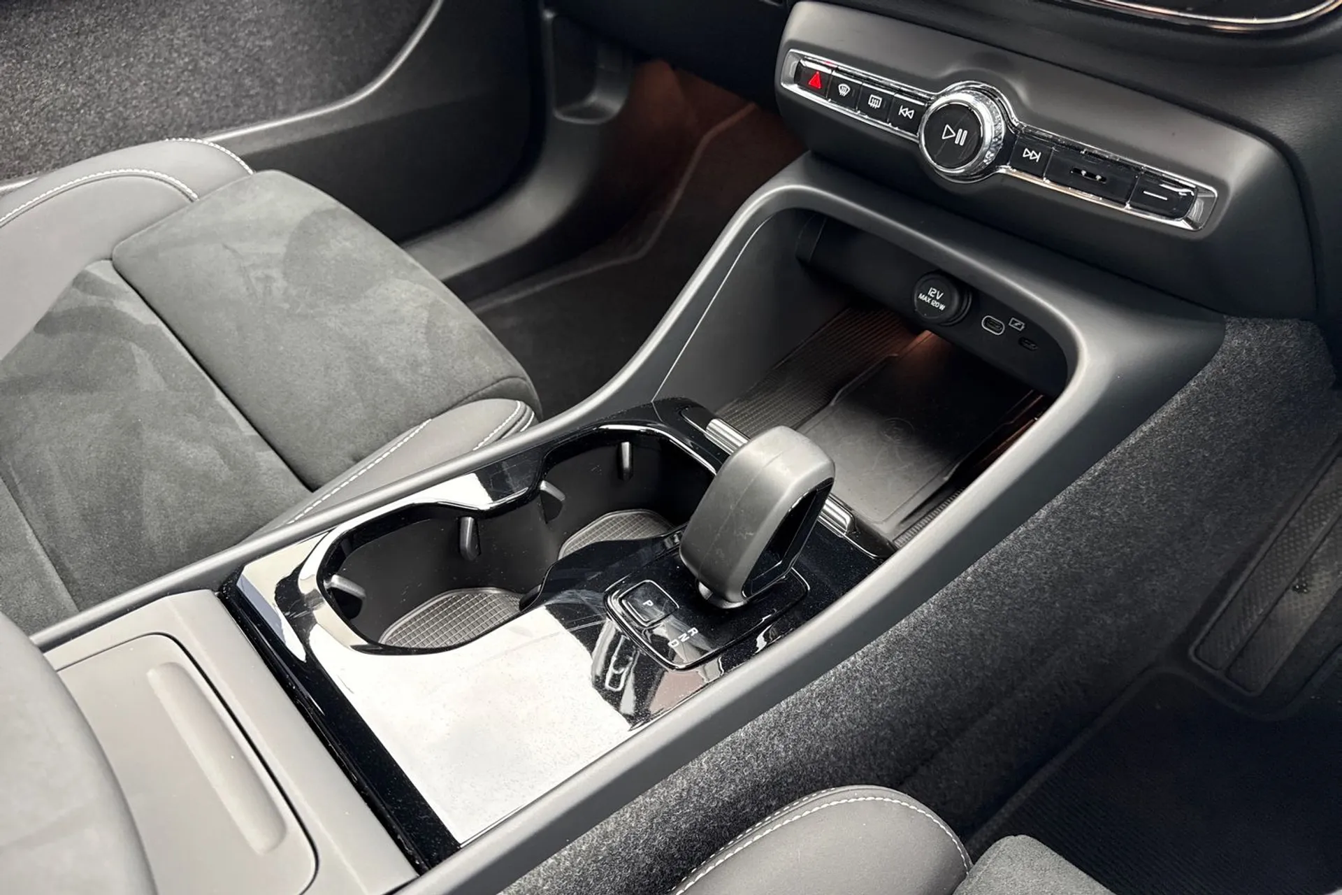 Volvo EX40 thumbnail image number 42