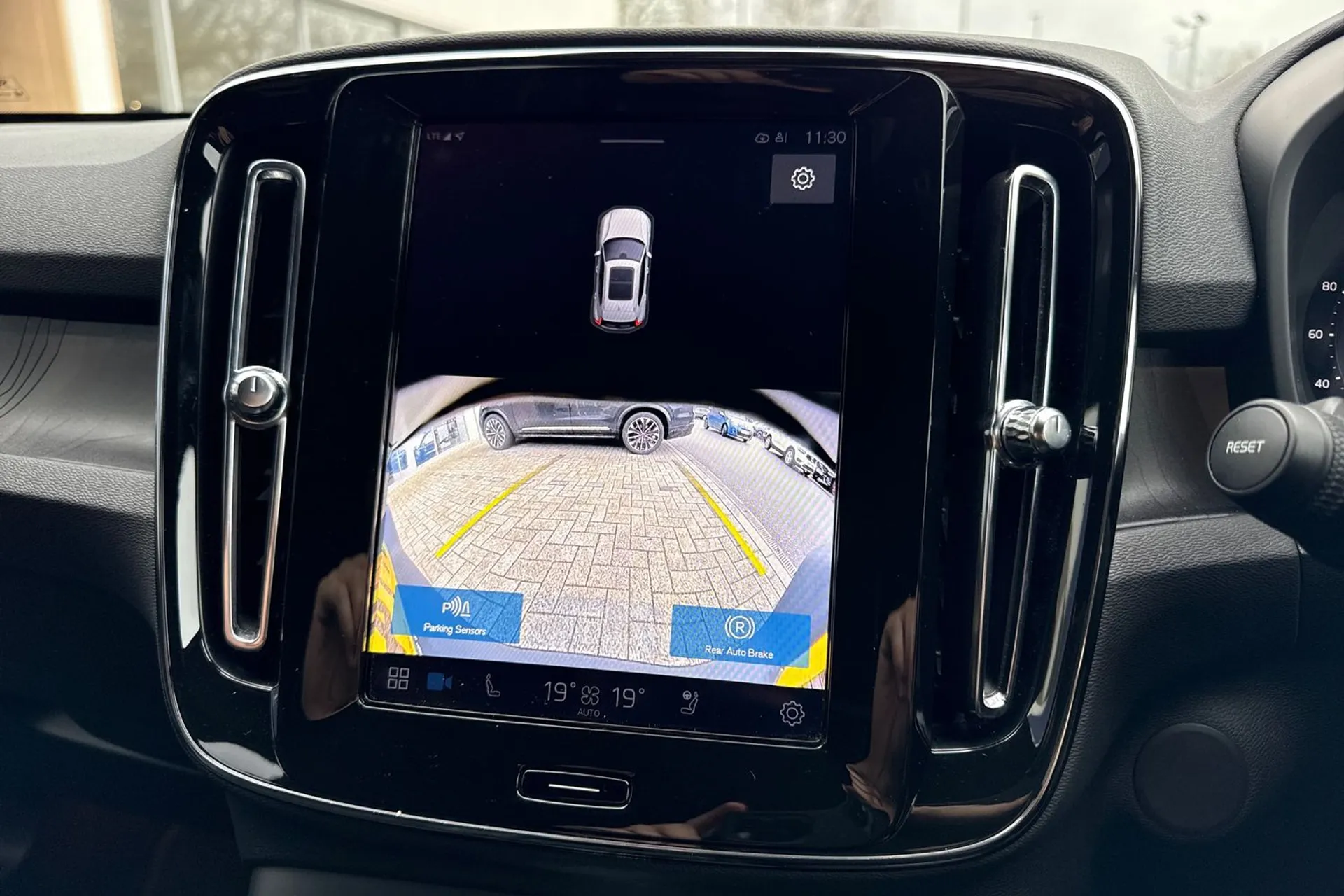 Volvo EX40 thumbnail image number 4