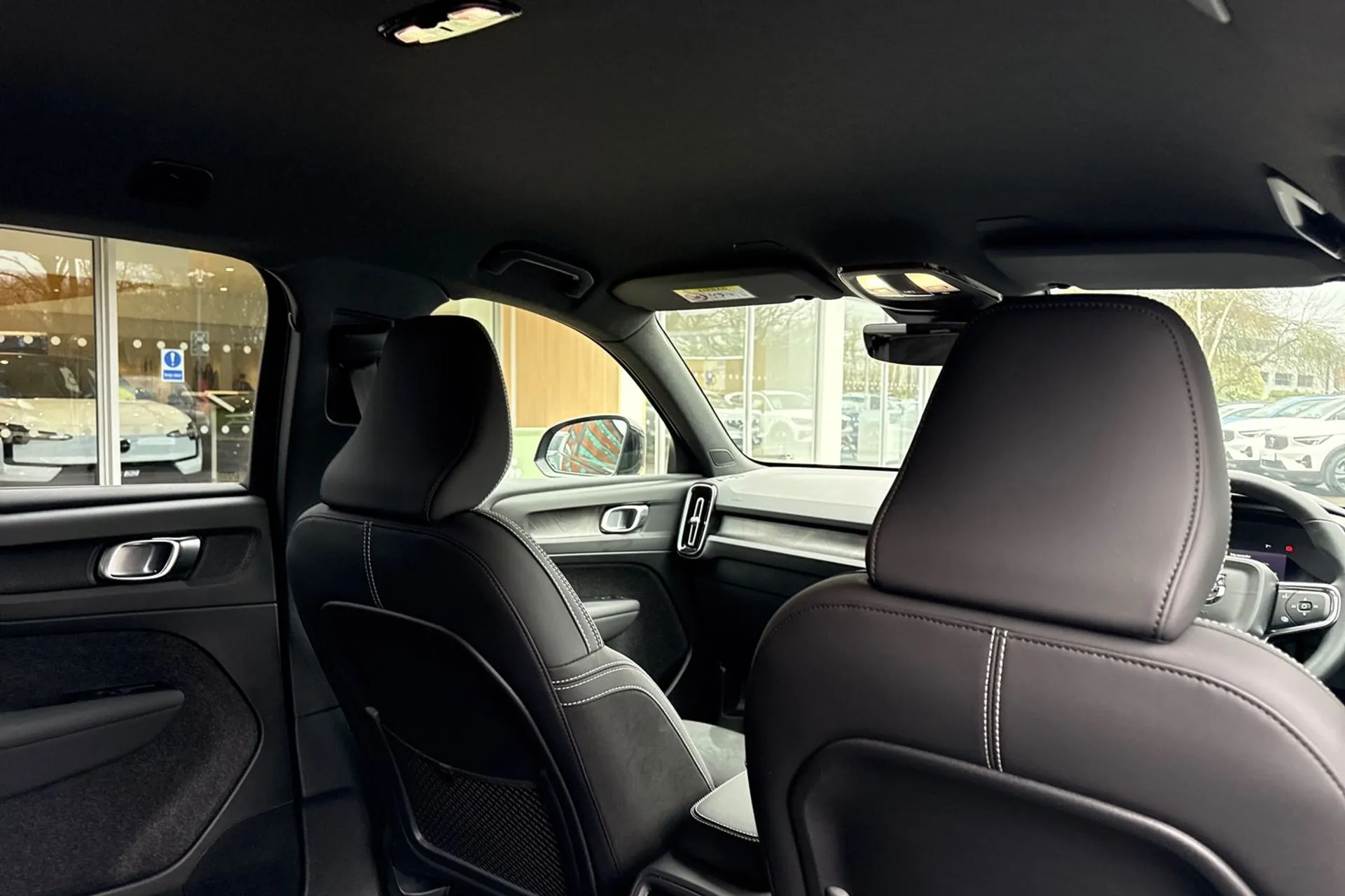 Volvo EX40 thumbnail image number 24