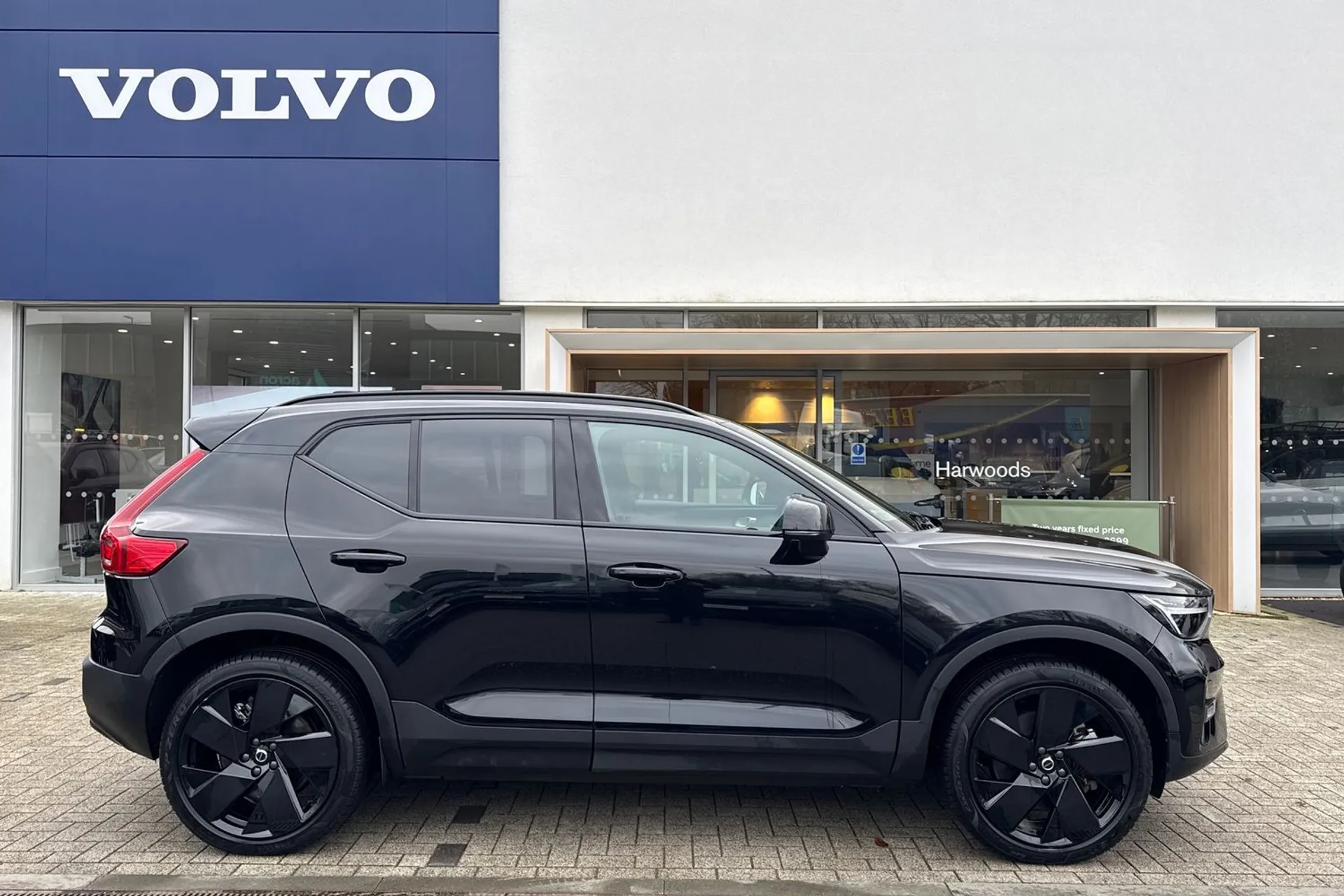 Volvo EX40 thumbnail image number 2