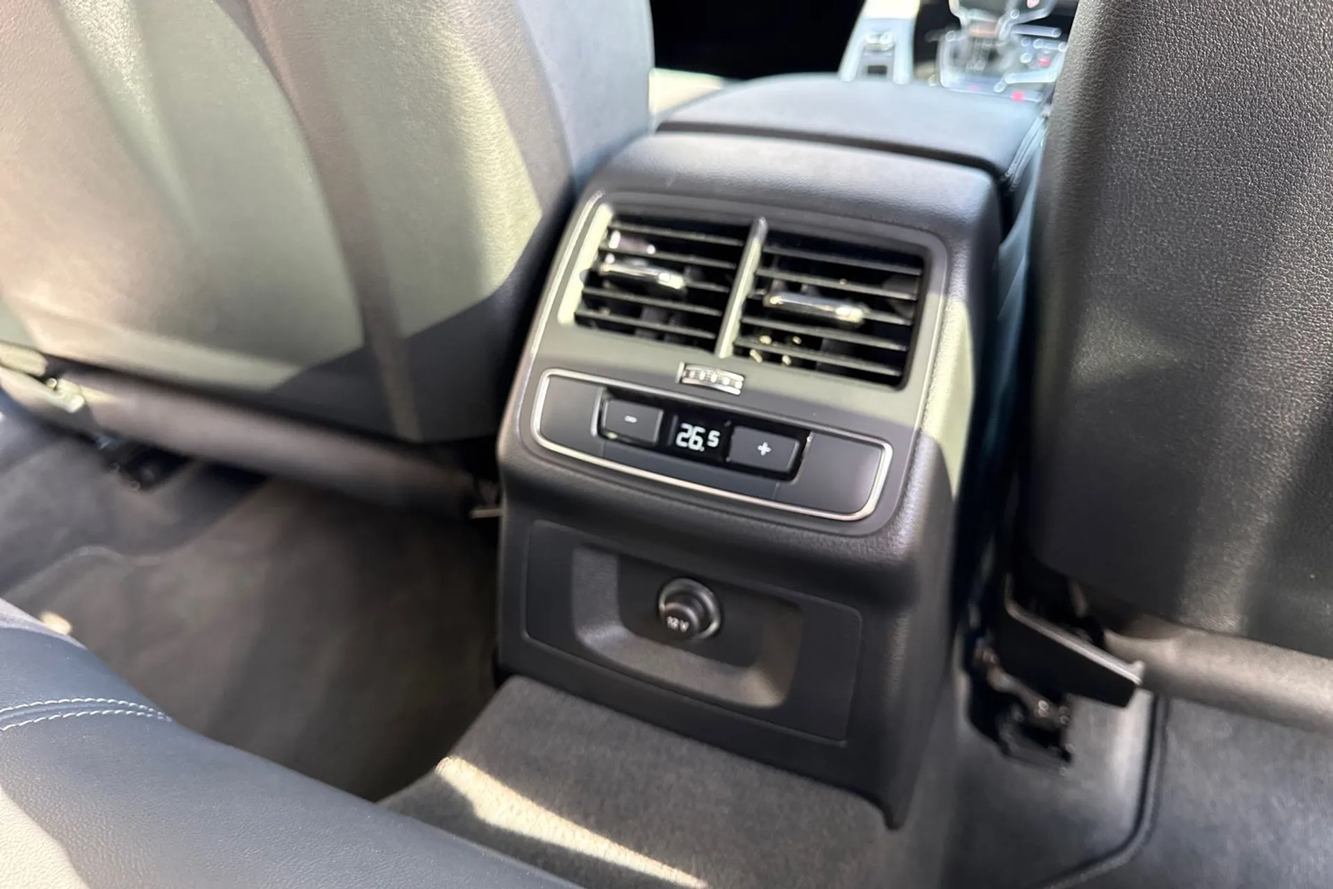 Audi A4 thumbnail image number 36