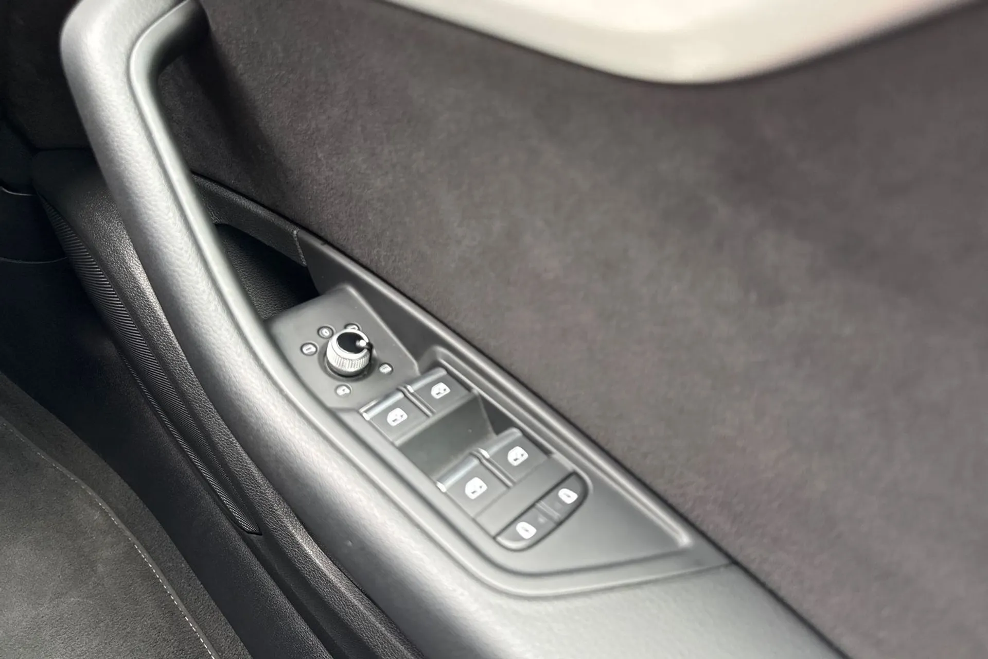 Audi A4 thumbnail image number 32