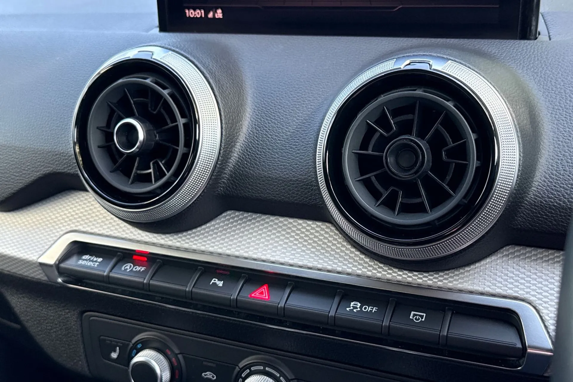 Audi Q2 thumbnail image number 36