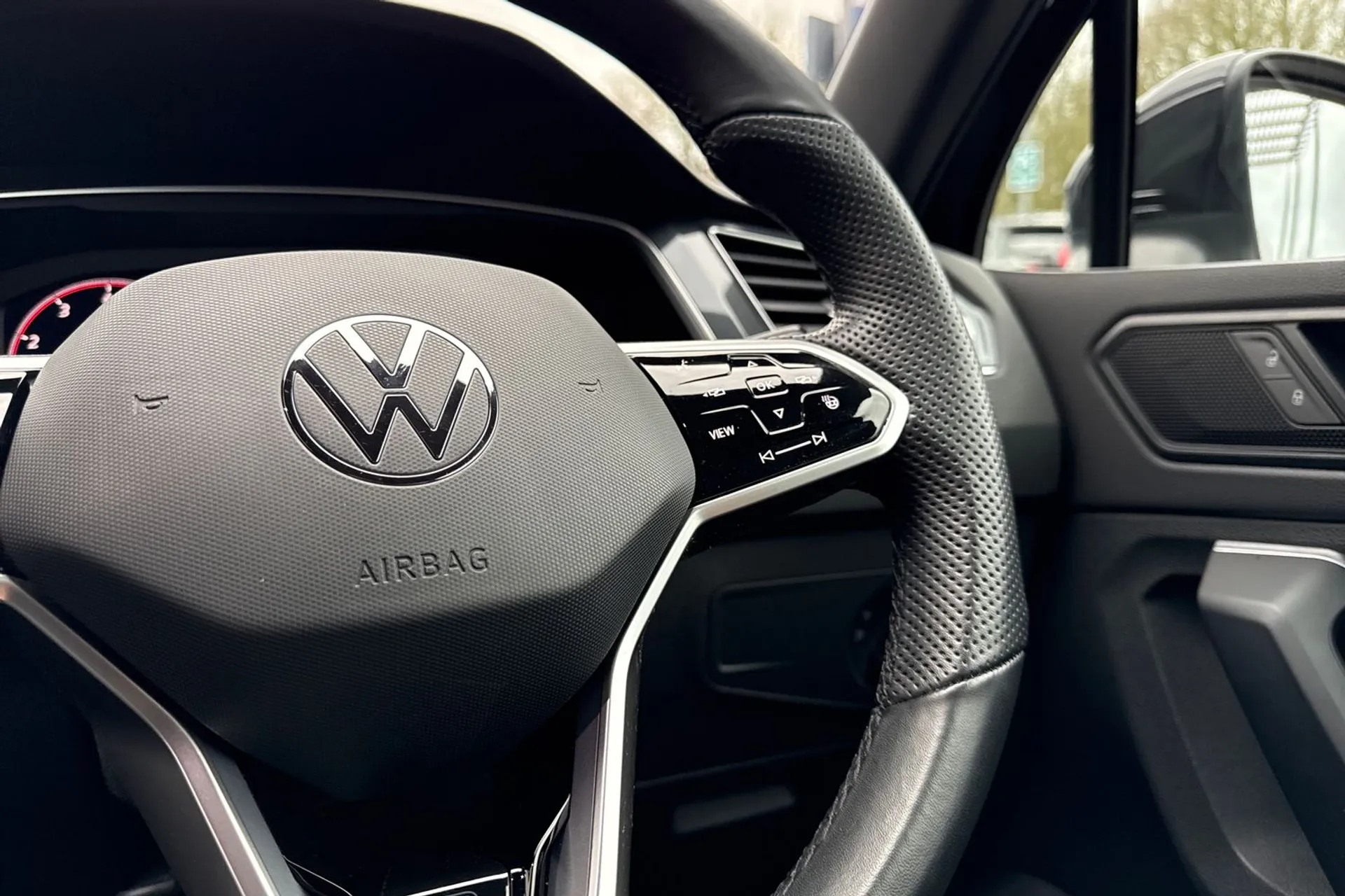 VOLKSWAGEN TIGUAN thumbnail image number 37