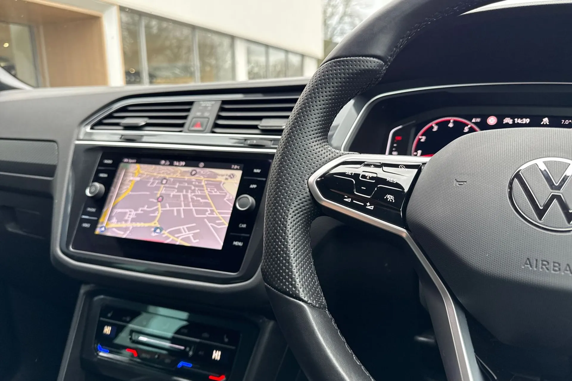 VOLKSWAGEN TIGUAN thumbnail image number 36