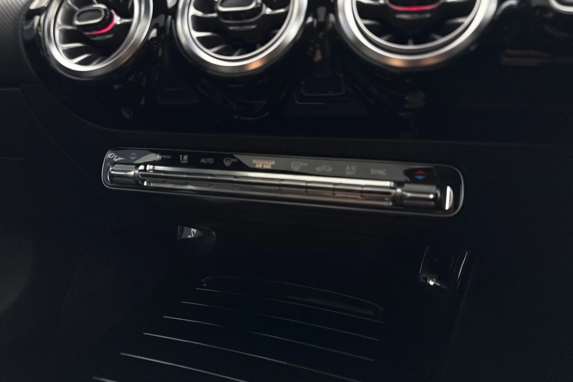 MERCEDES-BENZ CLA thumbnail image number 37