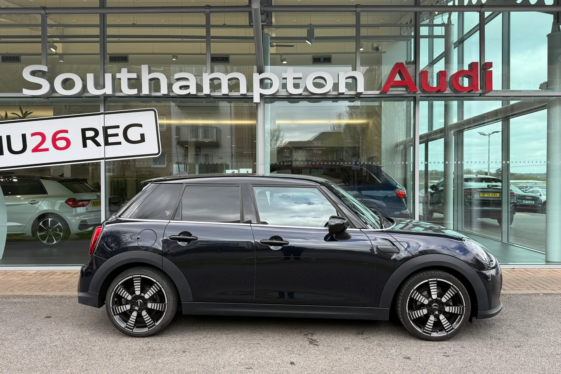 MINI HATCHBACK thumbnail image number 2