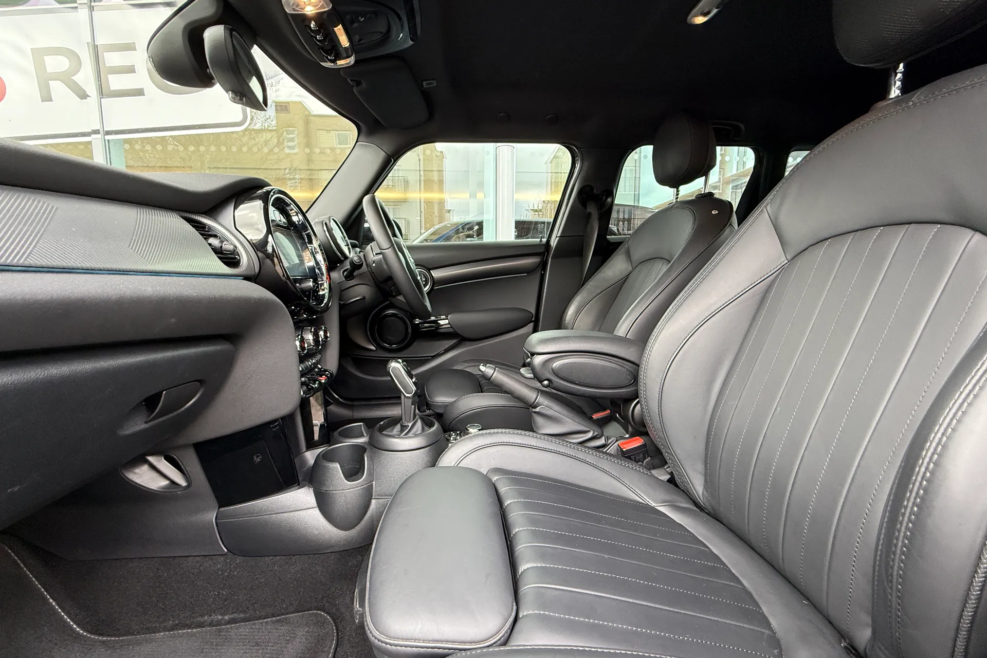 MINI HATCHBACK thumbnail image number 51