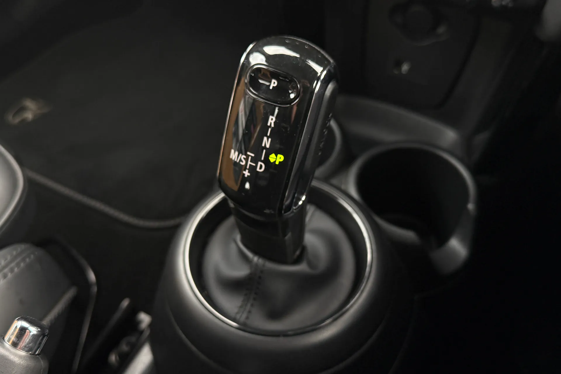 MINI HATCHBACK thumbnail image number 14