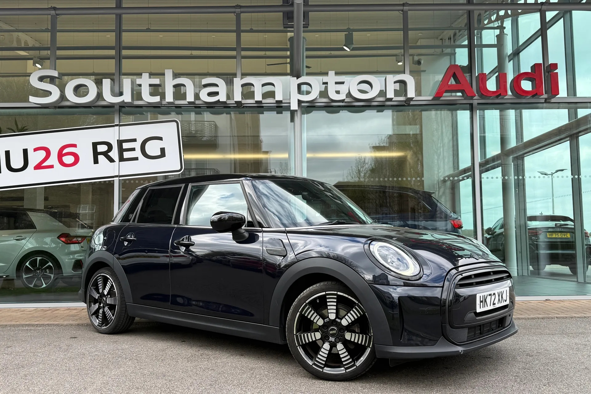 MINI HATCHBACK focused image