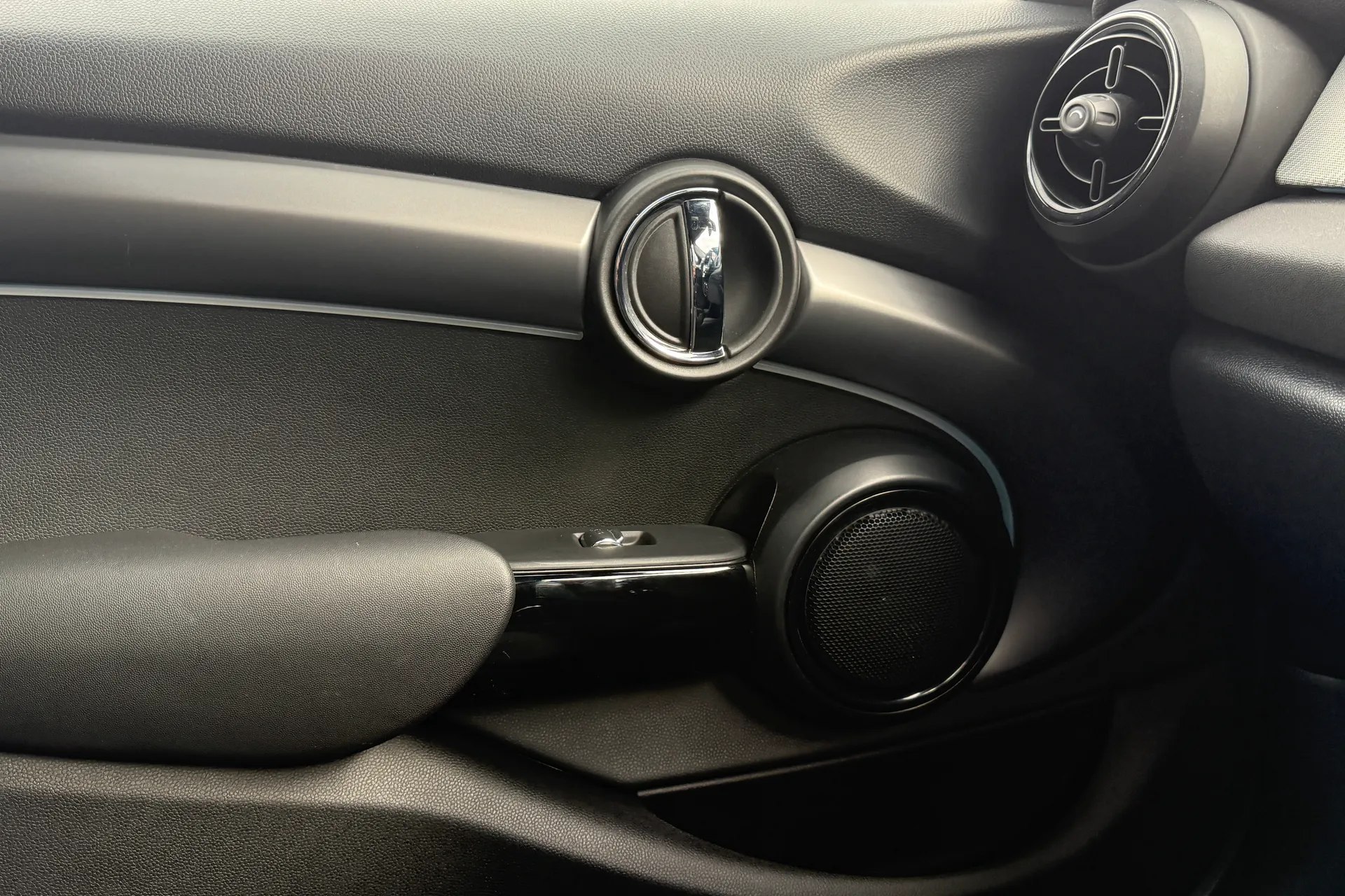 MINI HATCHBACK thumbnail image number 23