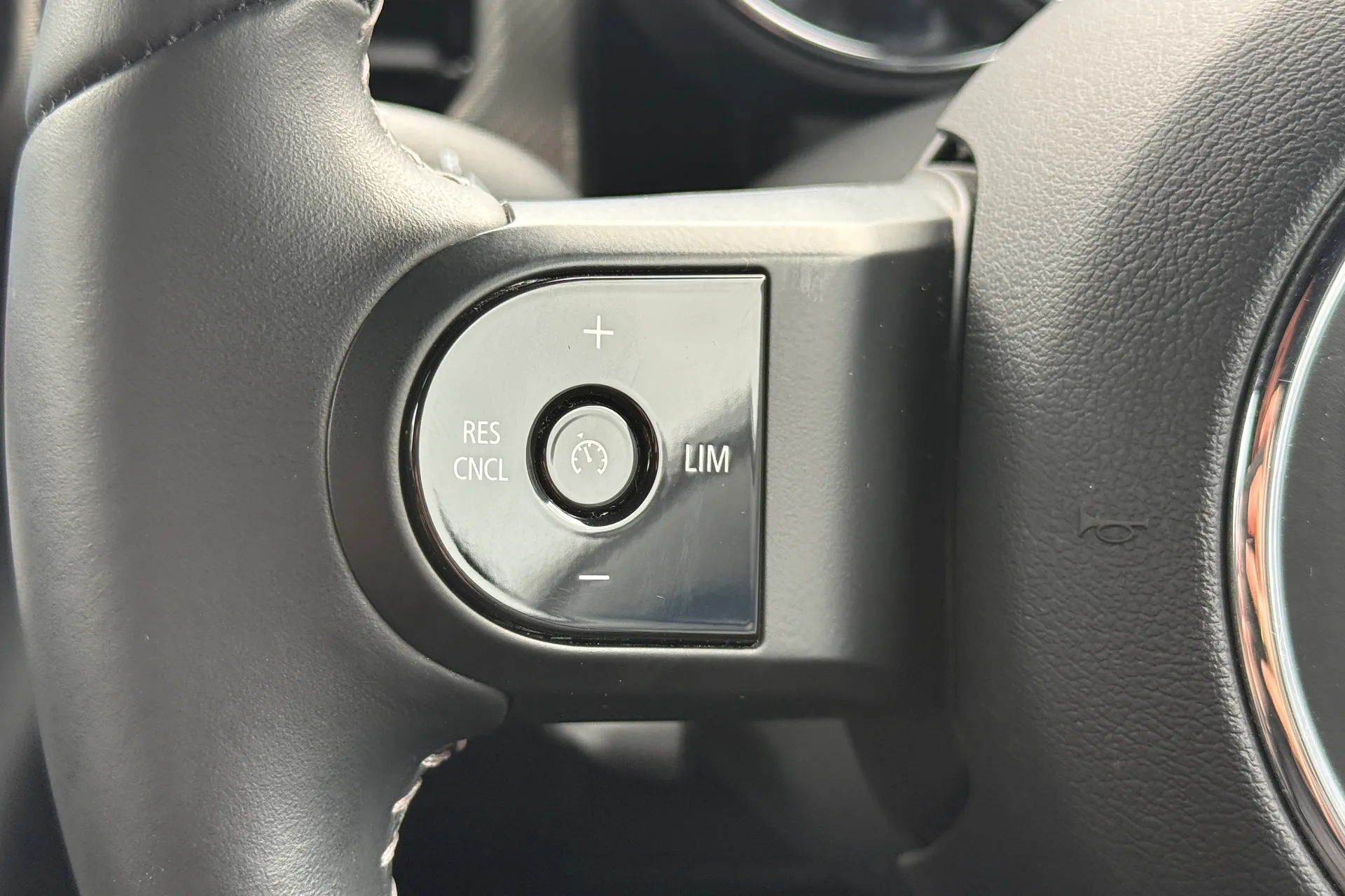 MINI HATCHBACK thumbnail image number 12