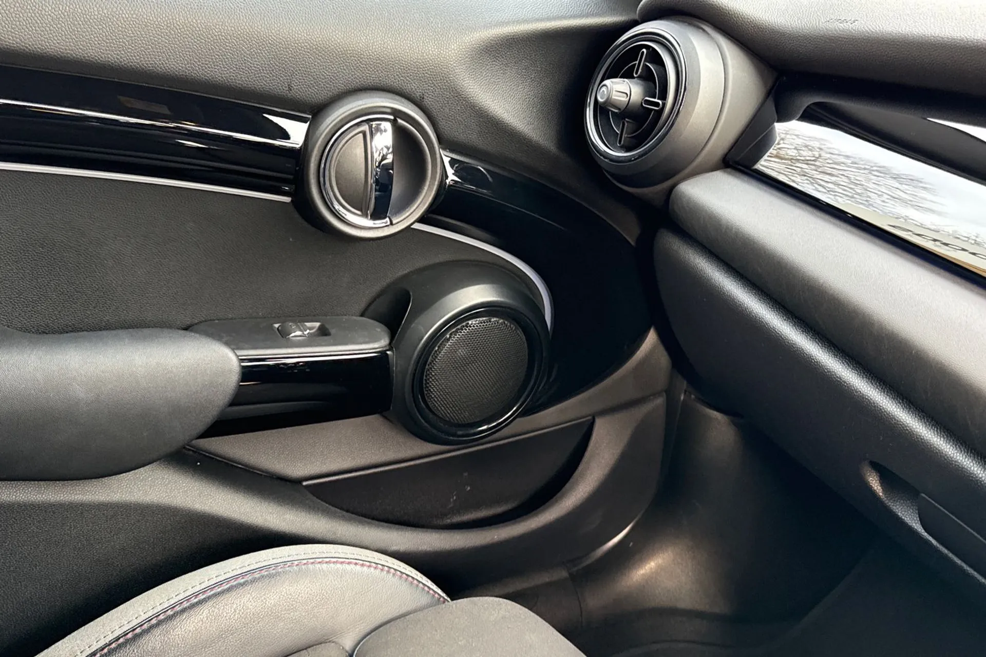 MINI HATCHBACK thumbnail image number 52