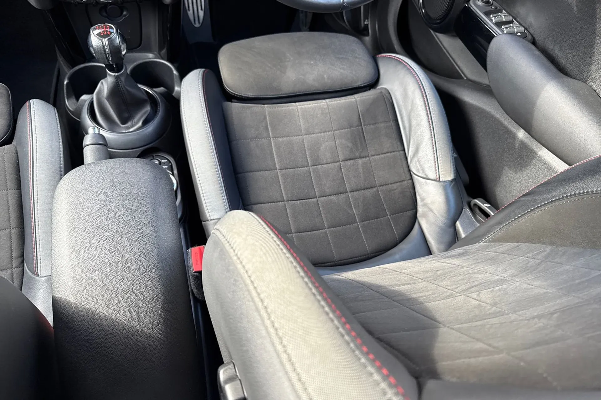 MINI HATCHBACK thumbnail image number 35