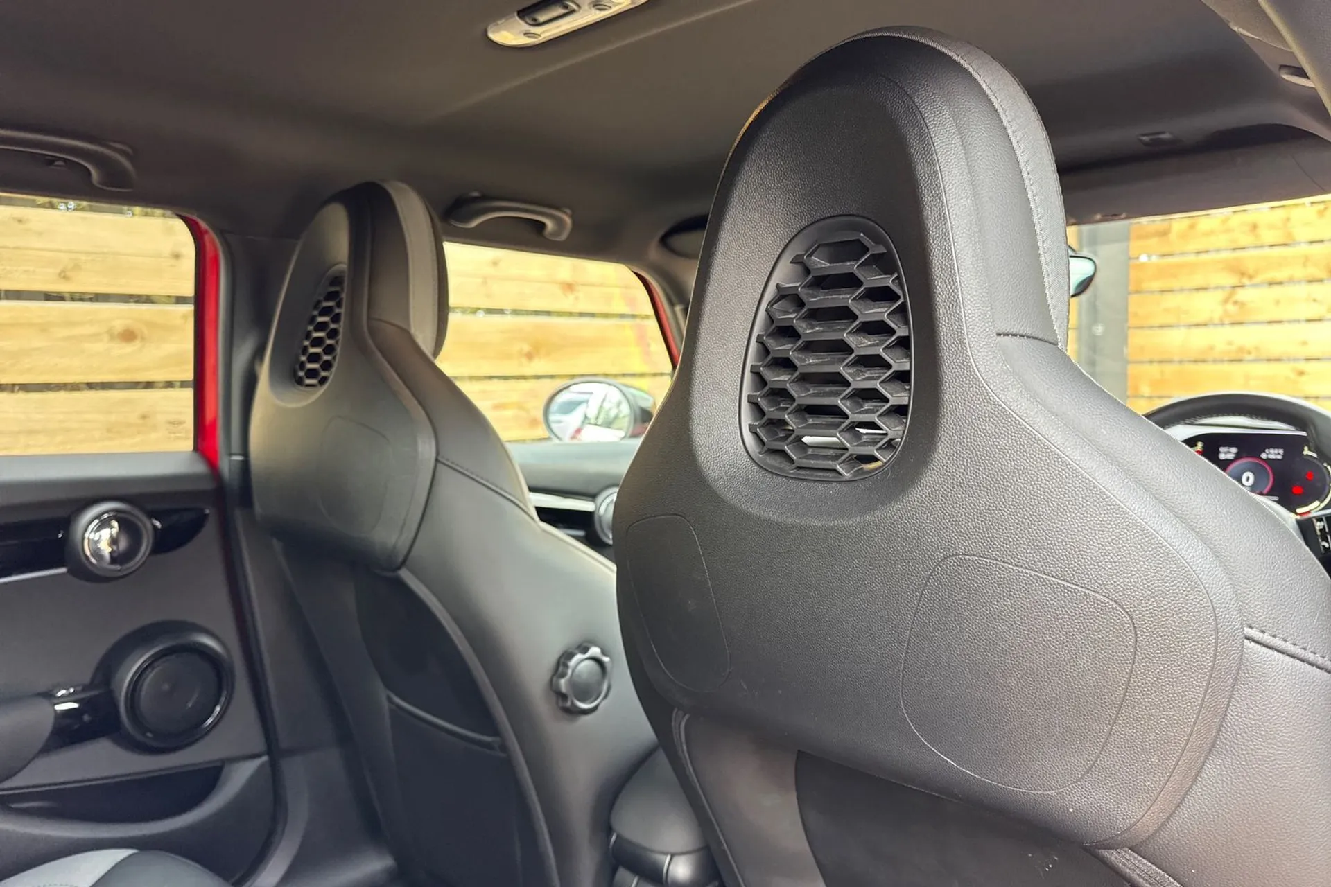 MINI HATCHBACK thumbnail image number 25