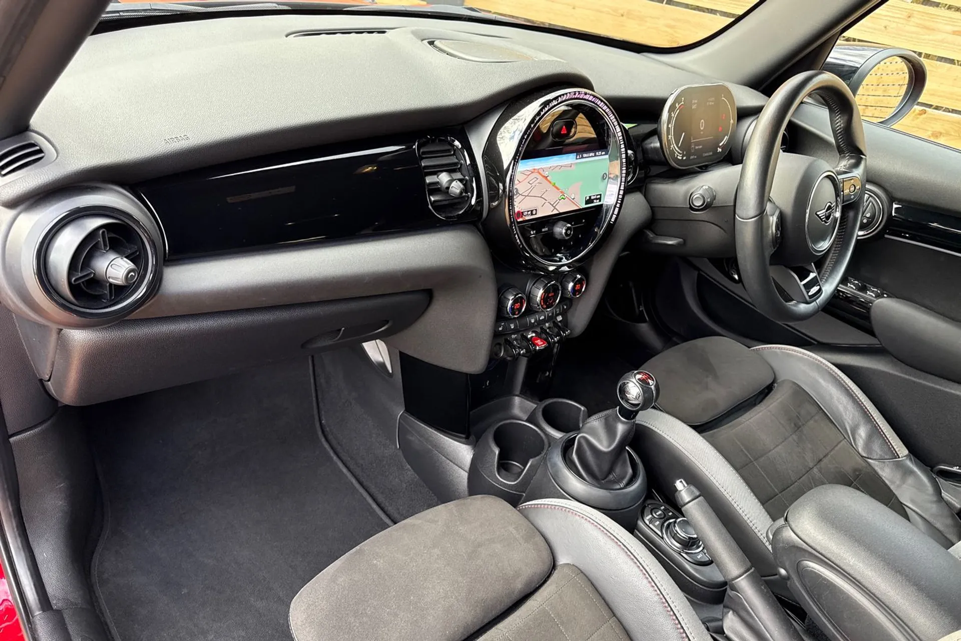 MINI HATCHBACK thumbnail image number 29