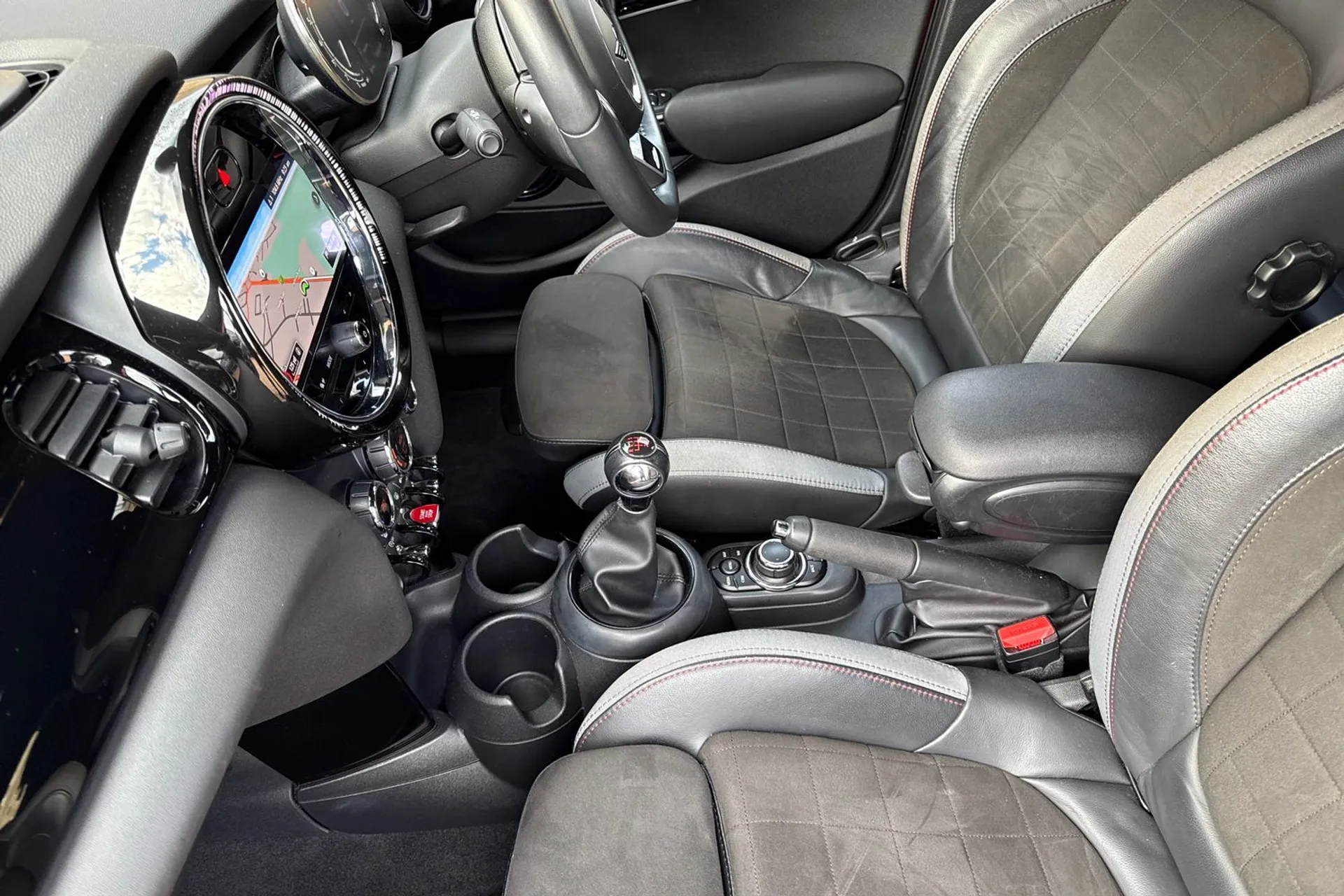 MINI HATCHBACK thumbnail image number 42