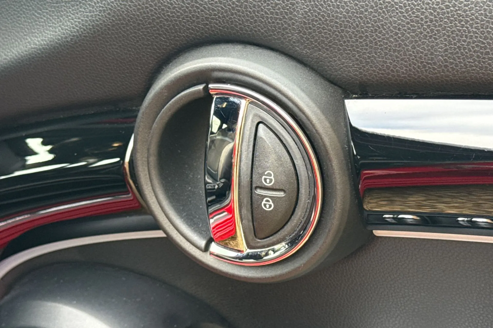 MINI HATCHBACK thumbnail image number 48