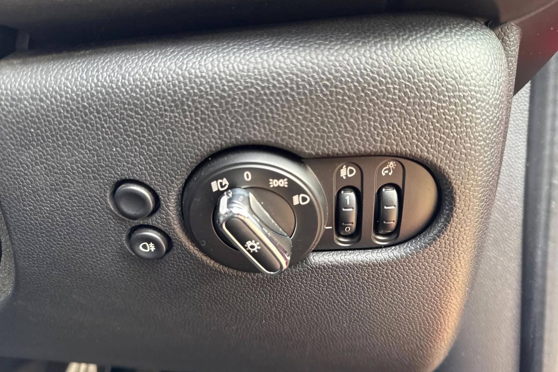 MINI HATCHBACK thumbnail image number 50