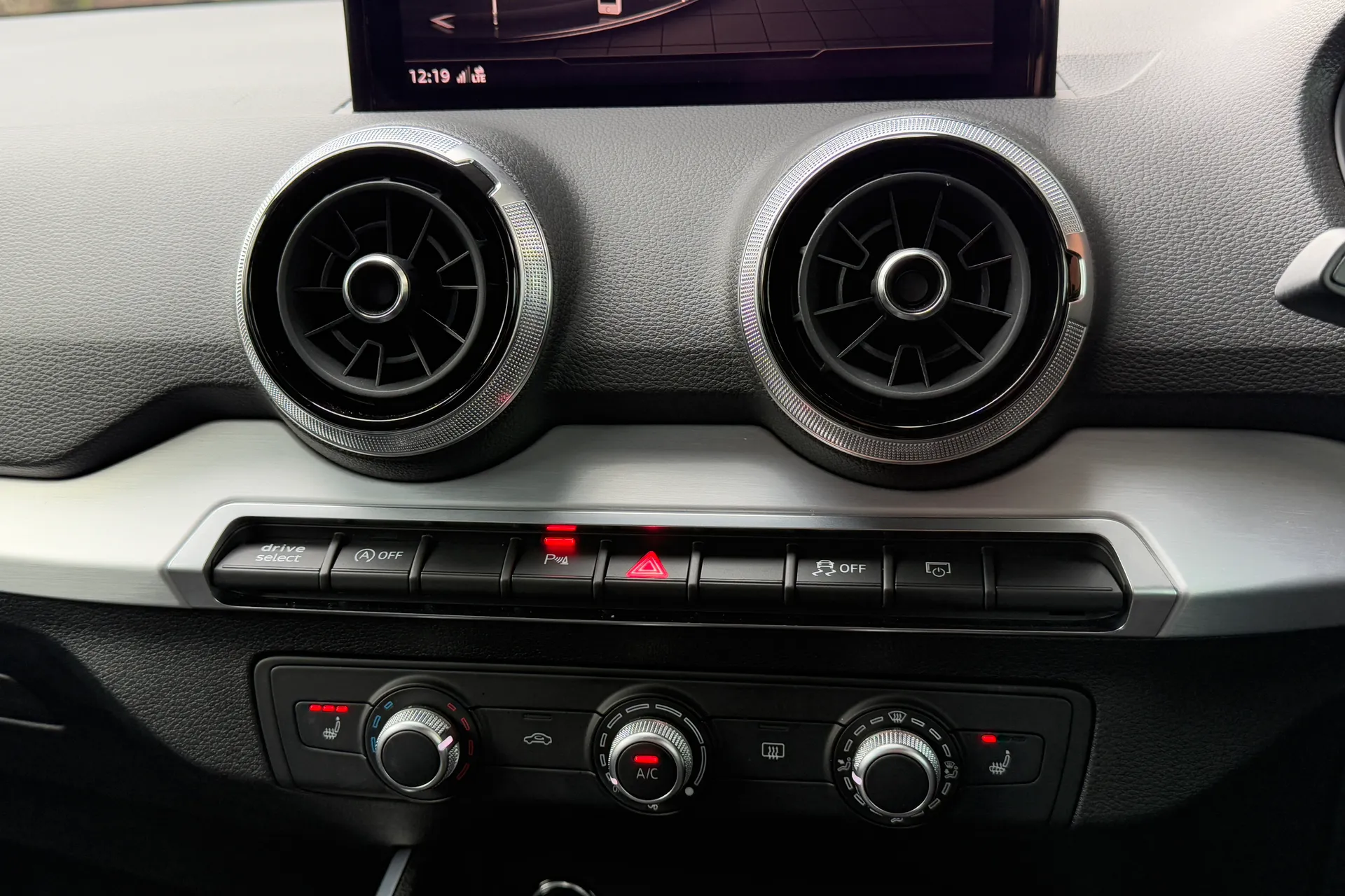 Audi Q2 thumbnail image number 19