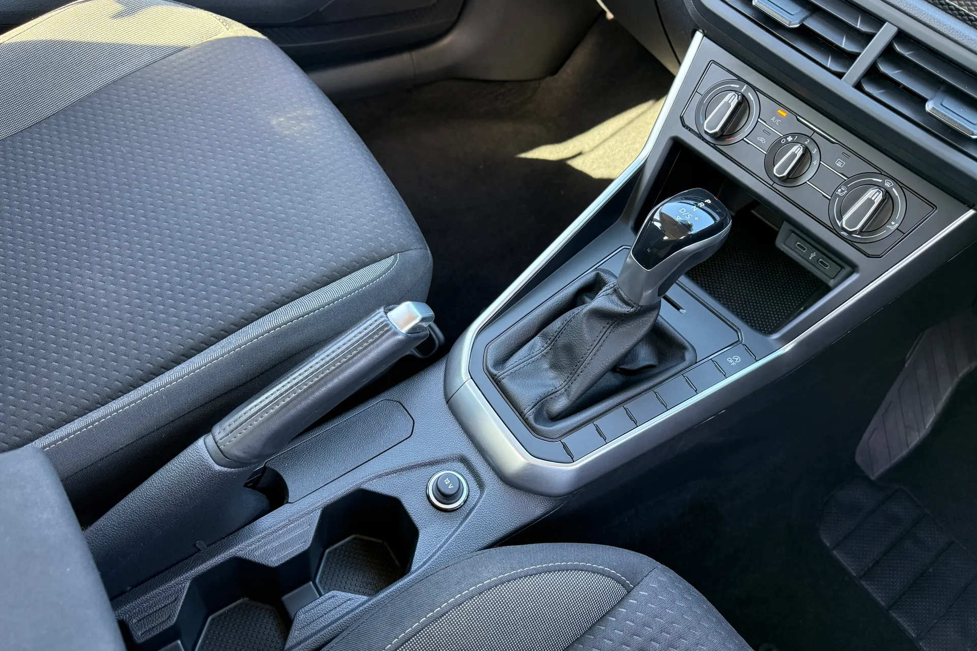 VOLKSWAGEN POLO thumbnail image number 30