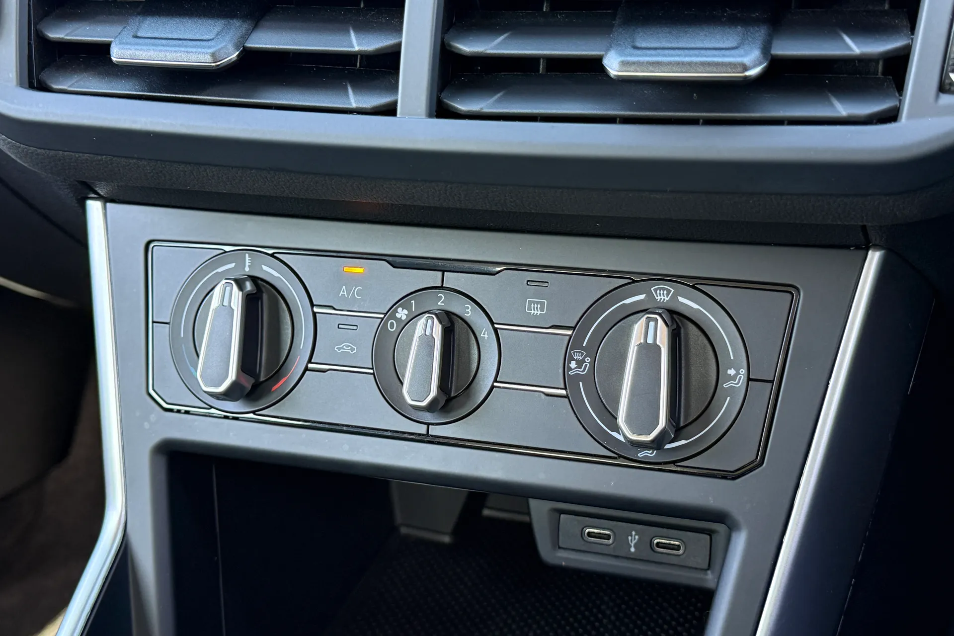 VOLKSWAGEN POLO thumbnail image number 9