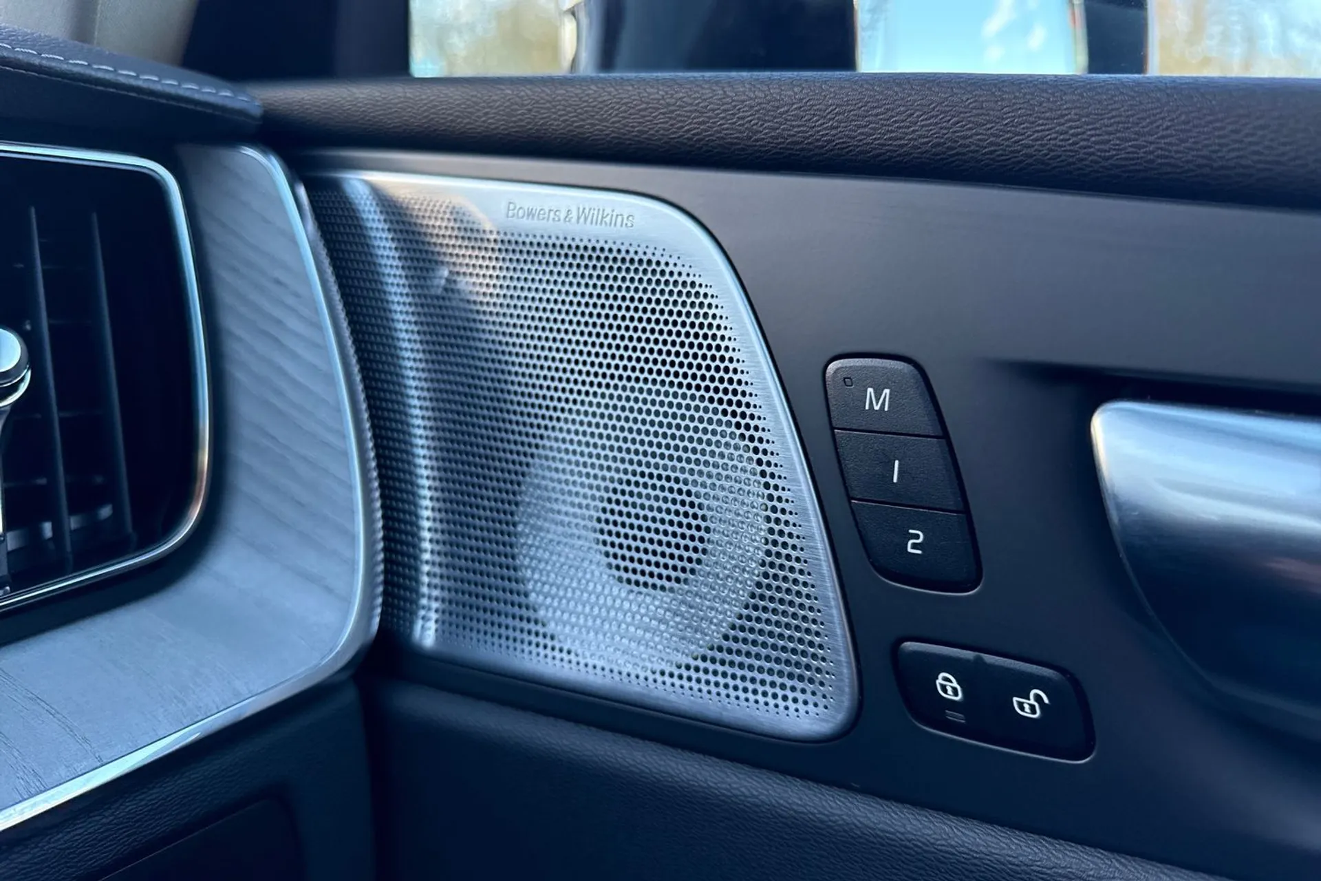 Volvo XC60 thumbnail image number 43