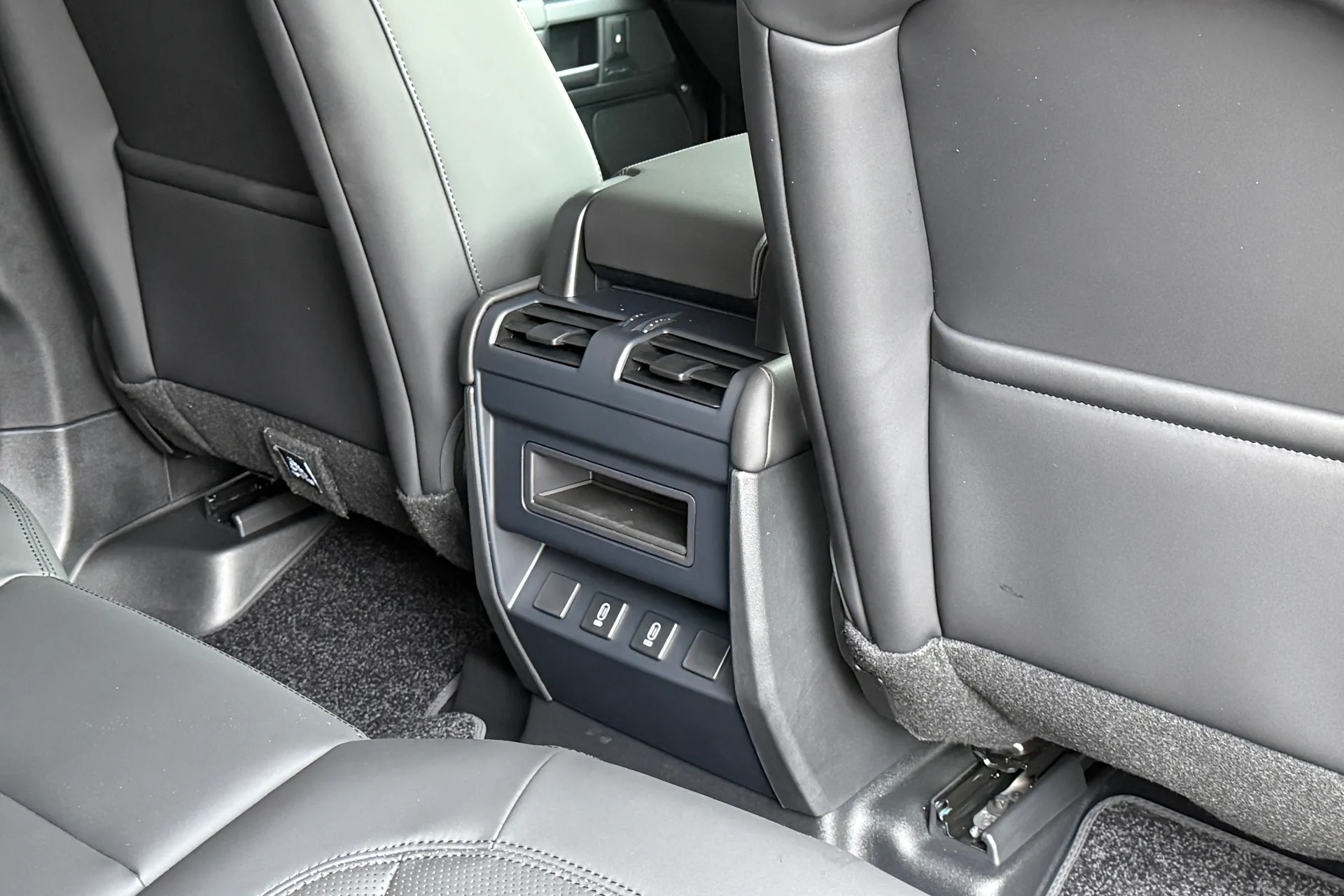 LAND ROVER Defender 110 thumbnail image number 37