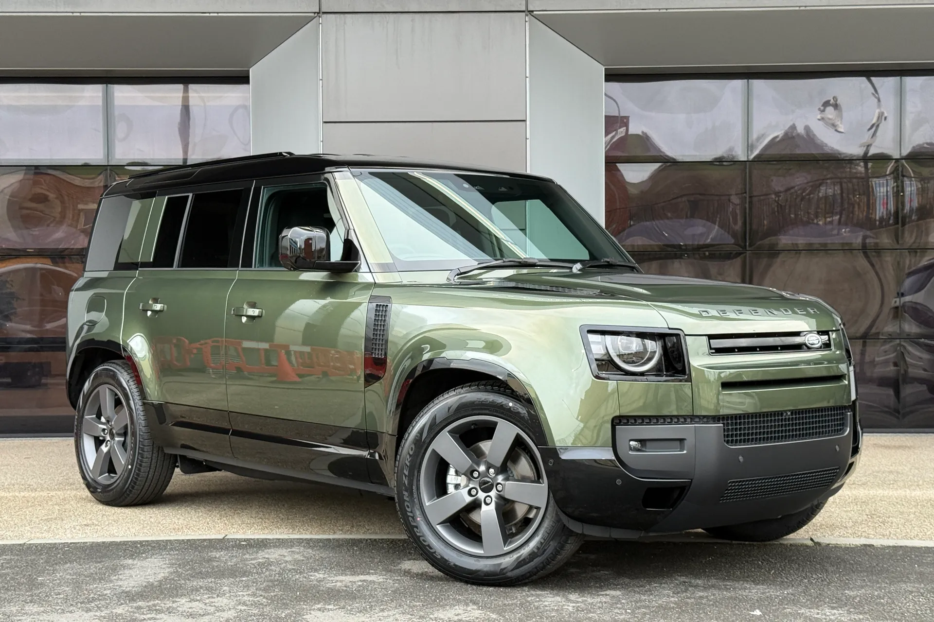 LAND ROVER Defender 110 focused image