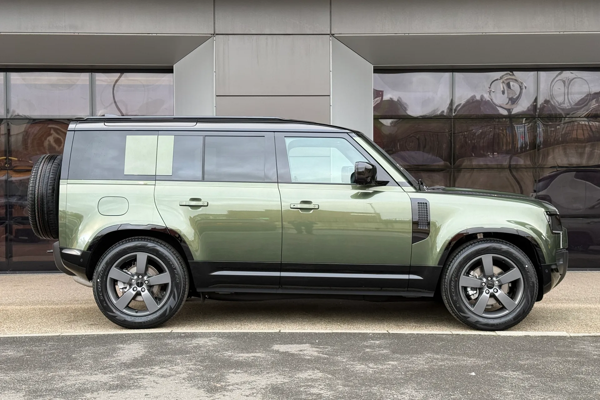 LAND ROVER Defender 110 thumbnail image number 2