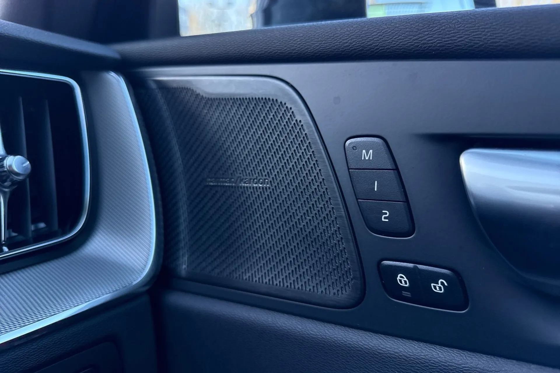 Volvo XC60 thumbnail image number 43