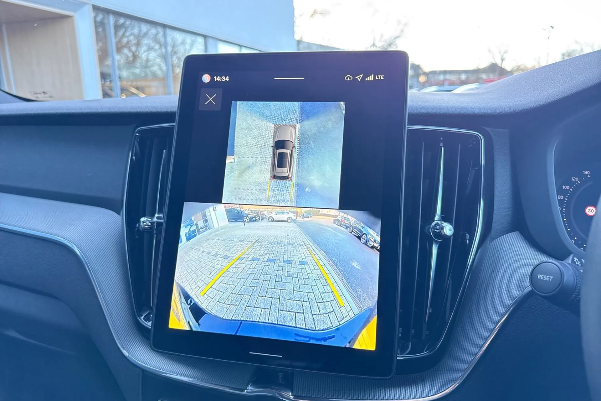 Volvo XC60 thumbnail image number 4