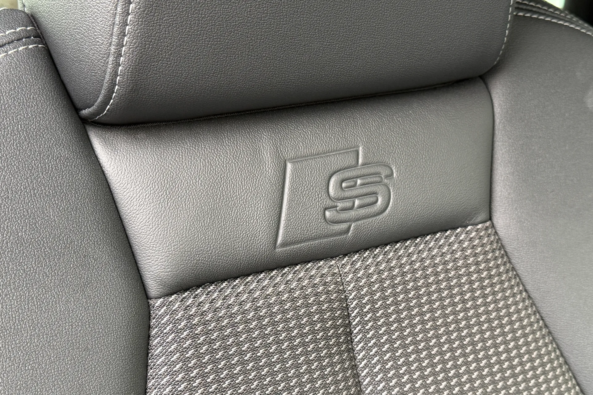 Audi Q4 thumbnail image number 15